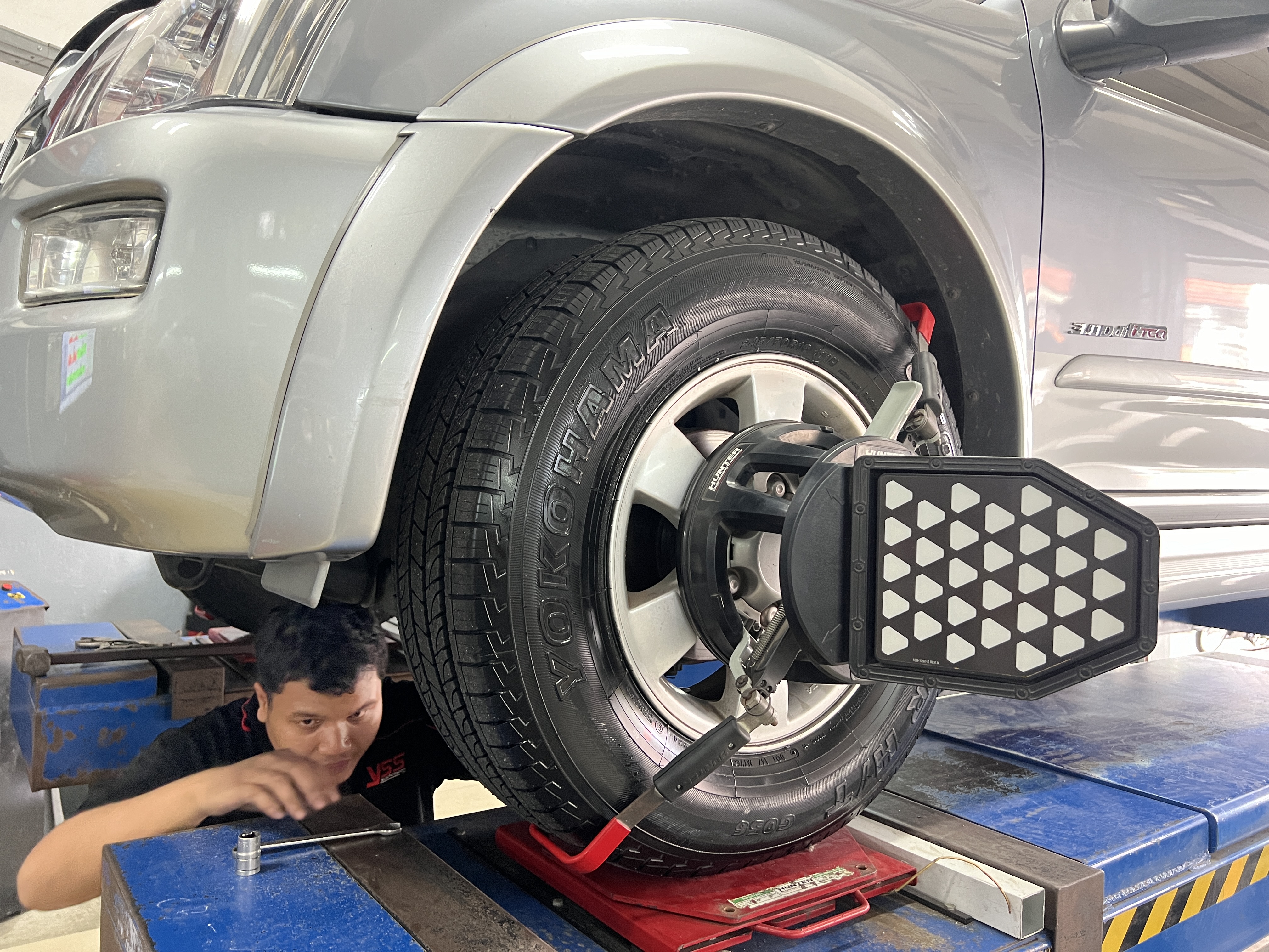 ISUZU MU 7 เปลี่ยนยางรถยนต์เน้นใช้งานประจำวัน เลือกใช้งานของดี [+] YOKOHAMA G056 245/70R16 *เพื่อความสะดวกในการรับบริการ นัดหมายเวลาก่อนเข้ารับบริการทุกครั้งครับ 𝙊𝙪𝙧 𝙎𝙚𝙧𝙫𝙞𝙘𝙚 บริการทางร้านเรารับทำอะไรบ้าง 🔧 มียางรถยนต์ทุกยี่ห้อให้เลือกซื้อ 🔧 โช้คอัพ สปริง 🔧 เช็คช่วงล่าง แก้ปัญหาให้ตรงจุด 🔧 ติดตั้งยางแบบไร้รอย 100% 🔧 บริการสลับยาง ตามอายุ 🔧 บริการล้างลิ้นปีกผีเสื้อ 🔧 บริการเช็คระยะรถยนต์ 🔧 เปลี่ยนถ่ายของเหลวทั้งระบบ 🔧 ตั้งศูนย์ด้วยเครื่อง HUNTER นำเข้าจาก USA สอบถามข้อมูลเพิ่มเติม หรือนัดหมายเข้ารับบริการ ☎️ : 08-6569-1915 ☎️ : 08-6544-5963 Line id : @88rw Tiktok : https://www.tiktok.com/@88rwycrr Youtube : https://youtube.com/@88rw Facebook : https://www.facebook.com/88rwtire Location : https://goo.gl/maps/HrNUAZXPN94KvxZ98?coh=178573&entry=tt #รถยนต์มีปัญหาไม่รู้ต้องแก้ตรงไหน ทางเรายินดี ตรวจหาปัญหาและหาวิธีแก้ บอกลูกค้าก่อนลงมือทำเสมอราคาเป็นธรรมไม่เอาเปรียบ สบายใจคุณลูกค้า ร้านยางเจริญรุ่งเรือง ยินดีต้อนรับครับ