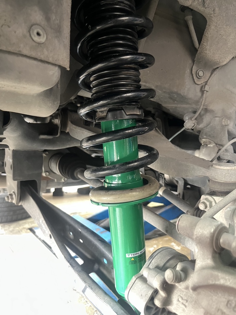 🚙 Subaru Forester SK9 x Tein Endura Pro Plus “ขับมั่นใจ ควบคุมดีกว่า นุ่มหนึบในทุกเส้นทาง” ลูกค้า Subaru Forester SK9 ต้องการอัปเกรดช่วงล่างให้ นุ่มขึ้นแต่ยังคงความมั่นใจ วันนี้เราเลือกใช้โช้คอัพจากญี่ปุ่นแท้ Tein Endura Pro Plus พร้อมเปลี่ยน เบ้าโช้คอัพแท้ + ลูกปืนเบ้าโช้คอัพแท้ เพื่อให้สมบูรณ์แบบทั้งระบบ ✅ จุดเด่นของการอัปเกรดครั้งนี้ + Tein Endura Pro Plus → เทคโนโลยีใหม่ ปรับได้ 16 ระดับ (Damping Force Adjustable) เลือกฟีลลิ่งได้ทั้งนุ่มนั่งสบาย หรือแน่นหนึบมั่นใจ + เบ้าโช้คอัพแท้ + ลูกปืนเบ้าโช้คอัพแท้ → ลดเสียงดัง เคลื่อนไหวลื่นไหล เพิ่มอายุการใช้งานช่วงล่าง + ฟีลลิ่งการขับขี่ที่ มั่นใจยิ่งกว่าเดิม เข้าโค้งนิ่ง ขับไกลก็ไม่เหนื่อย + ทั้งหมดนี้ติดตั้งตรงรุ่น Subaru Forester SK9 ไม่ต้องดัดแปลง ผลลัพธ์หลังติดตั้ง + เข้าโค้งมั่นใจ ควบคุมแม่นยำ + นั่งสบายกว่าเดิม ลดแรงกระแทก + เสียงช่วงล่างเงียบลง เพราะใช้เบ้าโช้คและลูกปืนแท้ + คุ้มค่า ใช้งานได้ยาวนาน 📌 เหมาะสำหรับ เจ้าของ Subaru Forester SK9 ที่อยากได้ฟีลลิ่งดีกว่าโช้คติดรถเดิม คนที่ต้องการความสมดุลระหว่าง “นุ่มนั่งสบาย” และ “หนึบมั่นใจ” รถครอบครัวที่ใช้เดินทางไกลหรือขับในเมืองทุกวัน สอบถามข้อมูลเพิ่มเติม หรือนัดหมายเข้ารับบริการ ☎️ : 08-6569-1915 ☎️ : 08-6544-5963 Line id : @88rw Facebook : https://www.facebook.com/88rwtire Location : https://goo.gl/maps/HrNUAZXPN94KvxZ98 #TeinEnduraproPlus #subaruforester #ยางรถยนต์นนทบุรี #ช่วงล่างรถยนต์ #โช้คอัพรถยนต์