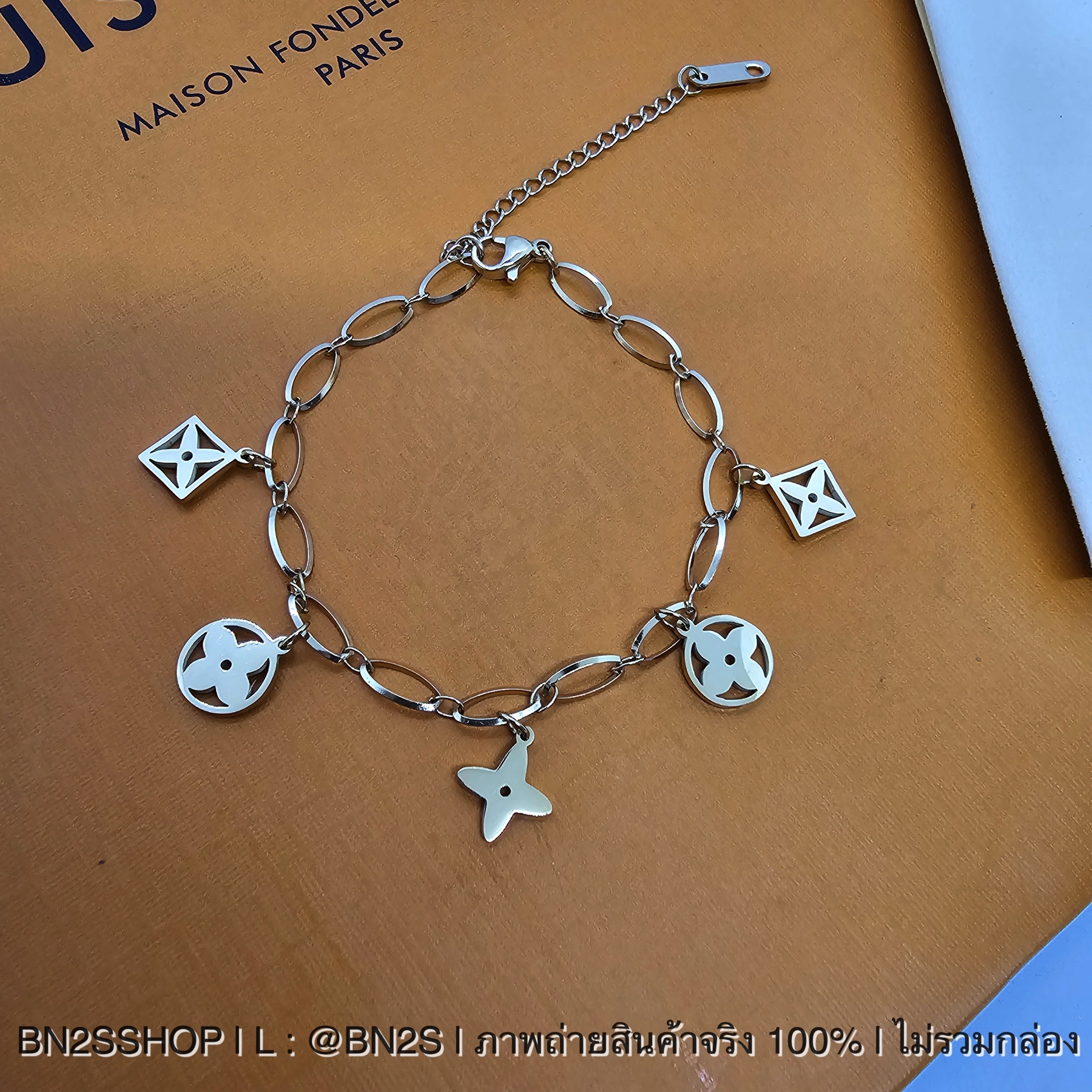 สร้อยข้อมือหลุยส์ Louis Vuitton Monogram Chain Bracelet อะไหล่สีทอง จี้ห้อยลายโมโลแกรมลายสวยน่ารัก