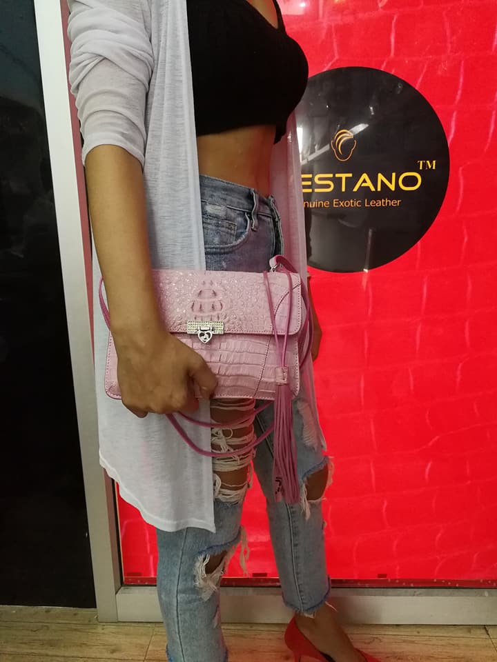 กระเป๋าสะพายหนังจระเข้แท้ สีชมพู รหัส CRW1217H-02-PI2