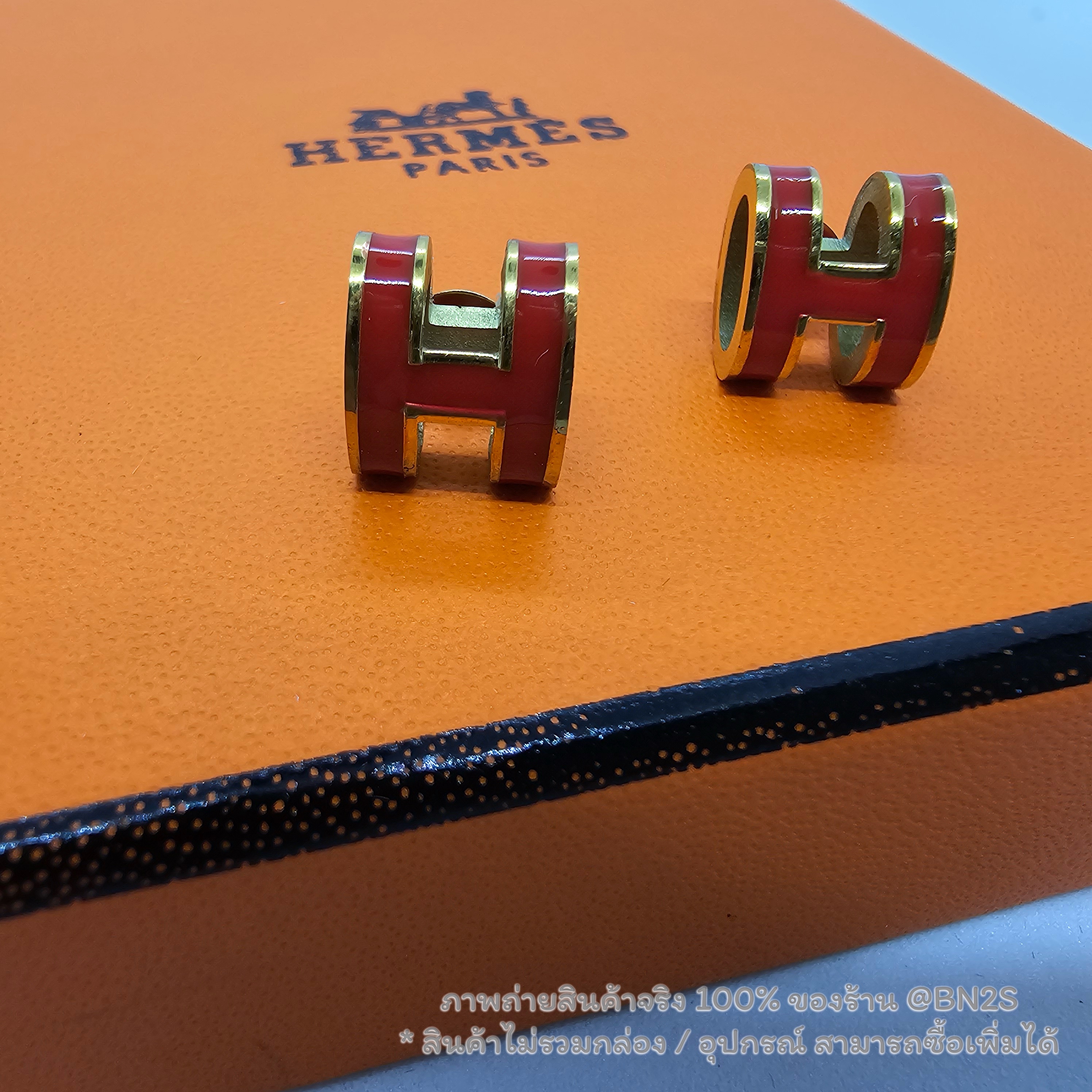 สีแดง | Hermes POP H EARRINGS ต่างหูรูปตัวอักษร H รุ่น ป๊อป งานปั๊มโลโก้ งานสวย มีให้เลือก 4 สี ดำ ส้ม ขาว แดง พร้อมส่งในไทย ไม่รวมกล่อง อุปกรณ์