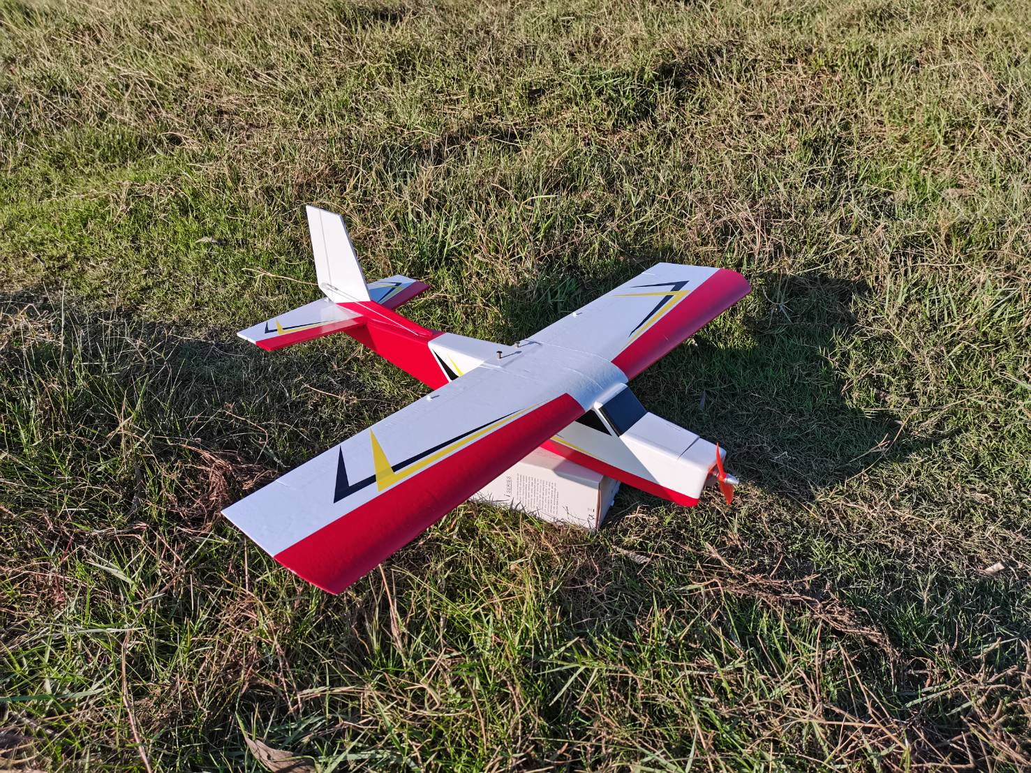 เครื่องบินบังคับวิทยุ Trainer 4CH 2.4GHZ 2217-1500KV ปีก 80CM วิทยุ FS I4X พร้อมแบตเตอร์รี่ เครื่องชร์าจ