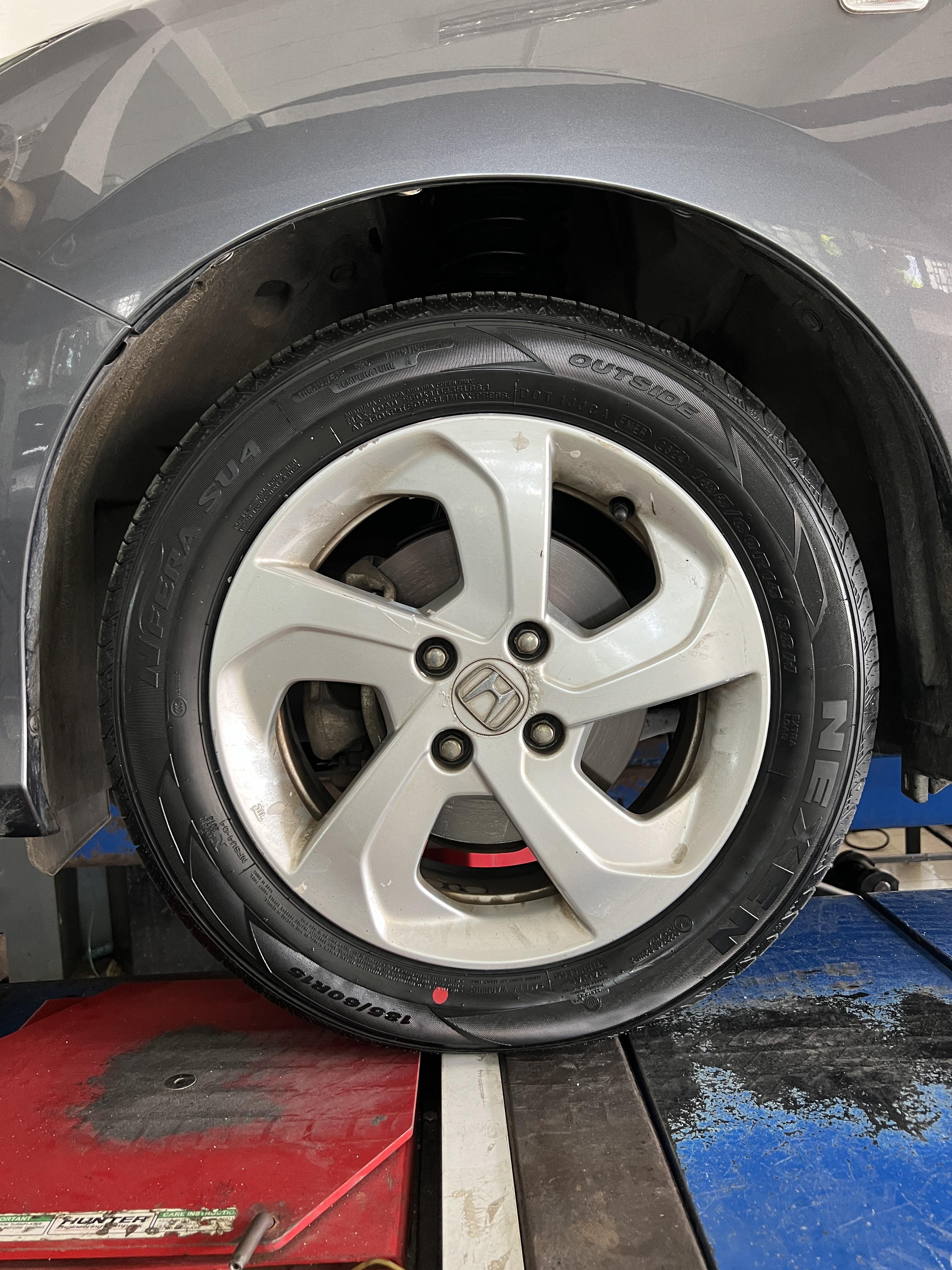 HONDA CITY เปลี่ยนยางรถยนต์ ใช้งานประจำวัน [+] NEXEN NFERA SU4 185/60R15 *ประกันยาง 1 ปี หรือ 25,000 กม. เคลมเส้นใหม่ฟรี *นัดหมายก่อนเข้ารับบริการ เพื่อความรวดเร็วครับ 𝙊𝙪𝙧 𝙎𝙚𝙧𝙫𝙞𝙘𝙚 บริการทางร้านเรารับทำอะไรบ้าง 🔧 มียางรถยนต์ทุกยี่ห้อให้เลือกซื้อ 🔧 โช้คอัพ สปริง 🔧 เช็คช่วงล่าง แก้ปัญหาให้ตรงจุด 🔧 ติดตั้งยางแบบไร้รอย 100% 🔧 บริการสลับยาง ตามอายุ 🔧 บริการล้างลิ้นปีกผีเสื้อ 🔧 บริการเช็คระยะรถยนต์ 🔧 เปลี่ยนถ่ายของเหลวทั้งระบบ 🔧 ตั้งศูนย์ด้วยเครื่อง HUNTER นำเข้าจาก USA สอบถามข้อมูลเพิ่มเติม หรือนัดหมายเข้ารับบริการ ☎️ : 08-6569-1915 ☎️ : 08-6544-5963 Line id : @88rw Tiktok : https://www.tiktok.com/@88rwycrr Youtube : https://youtube.com/@88rw Facebook : https://www.facebook.com/88rwtire Location : https://goo.gl/maps/HrNUAZXPN94KvxZ98? #รถยนต์มีปัญหาไม่รู้ต้องแก้ตรงไหน ทางเรายินดี ตรวจหาปัญหาและหาวิธีแก้ บอกลูกค้าก่อนลงมือทำเสมอราคาเป็นธรรมไม่เอาเปรียบ สบายใจคุณลูกค้า ร้านยางเจริญรุ่งเรือง ยินดีต้อนรับครับ