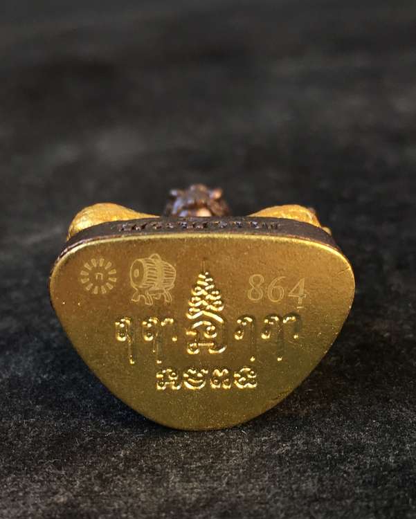 พระพิราพ รุ่นสมบัติเจ้าคุณปู่ หลวงปู่เเสน ปสนุโน วัดบ้านหนองจิก จ.ศรีสะเกษ แยกออกมาจากชุดกรรมการ เนื้อมันปูทาทองบางส่วน หมายเลข 864