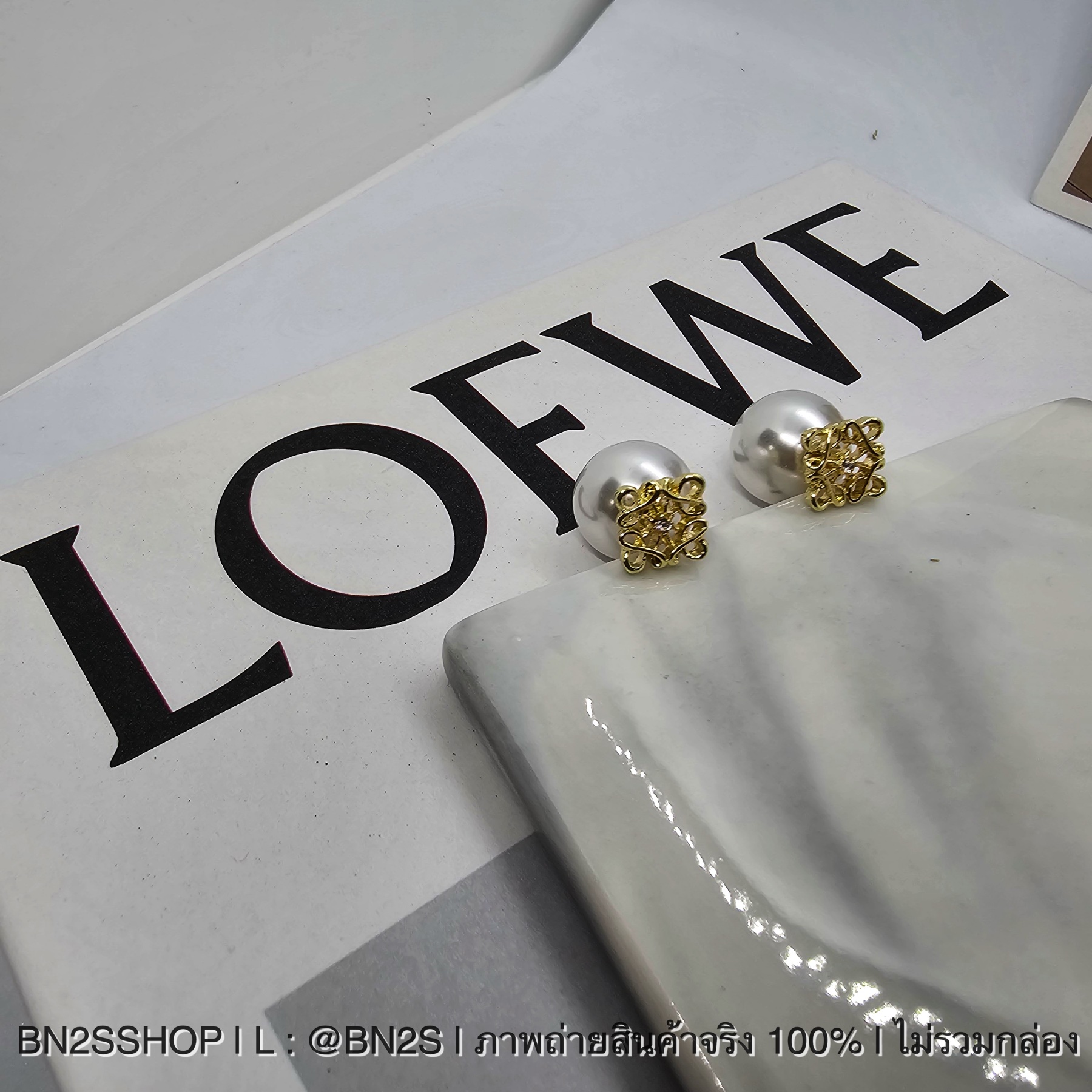 LEW Pearl Earrings ต่างหูโลเอเว่ จี้โลโก้ด้านหน้า ทับหลังไข่มุก