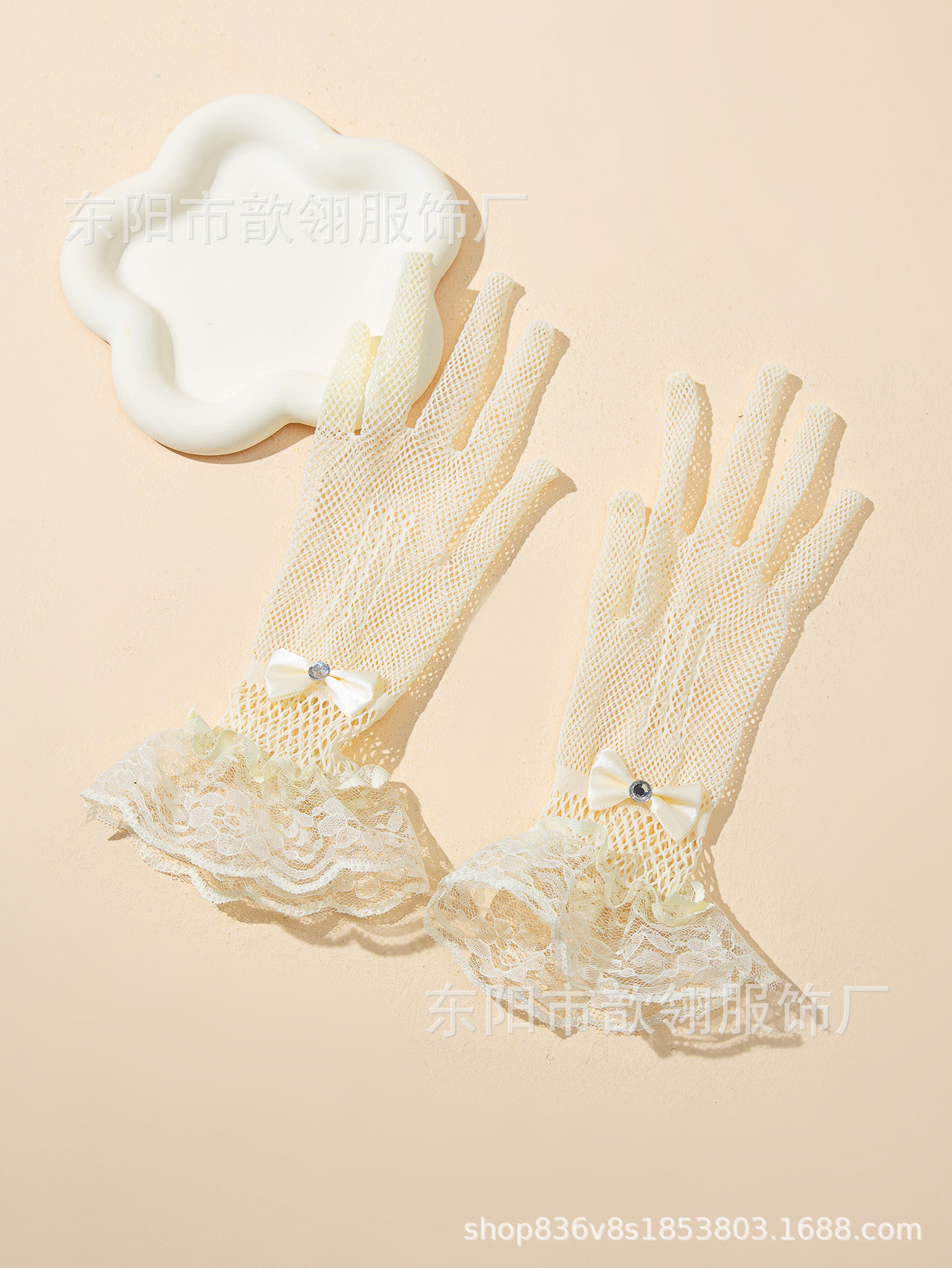 ถุงมือตาข่ายยืดโบว์ติดเพชร ลูกไม้สีแดง ลายลูกไม้สวย เหมาะเด็กโตถึงผู้ใหญ่