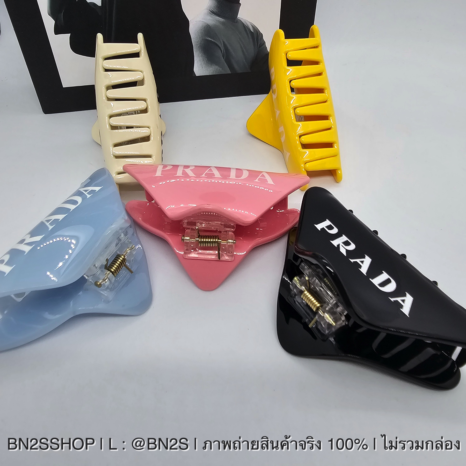 สีดำ | Prada logo-printed triangle hair clip ตัวหนีบเนื้อหนา ที่หนีบผม ปราด้า สกรีนโลโก้ สำเา