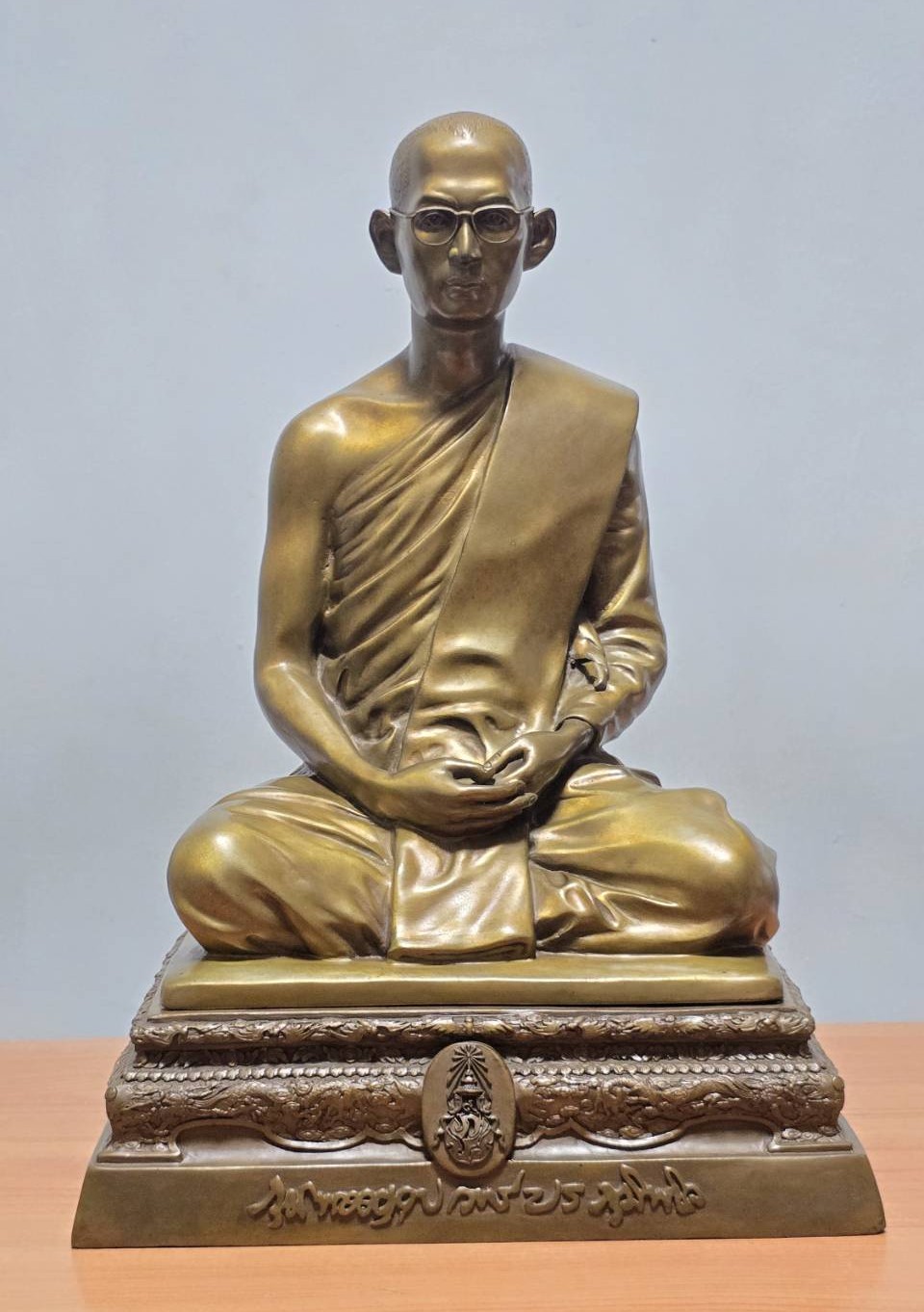 พระบรมรูปรัชกาลที่9 ทรงผนวชรุ่นพลังแผ่นดิน ปี 2554 เนื้อบรอนซ์นอก หมายเลของค์พระ711