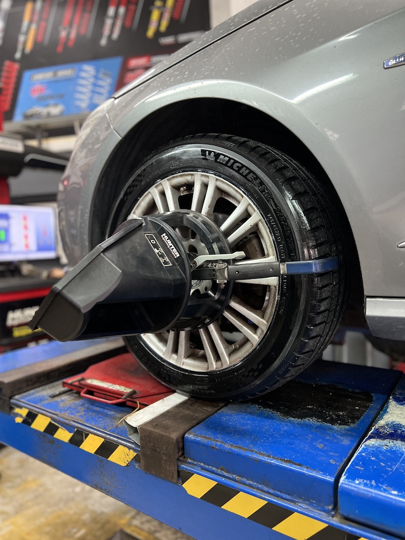 Mercedes benz เปลี่ยนยางใช้งานประจำวัน [+] Michelin pilot sport5 245/45R17 พร้อมบริการติดตั้ง ถ่วงล้อ เติมลมไนโตรเจน และ ตั้งศูนย์ 📌 สอบถามข้อมูลเพิ่มเติม หรือนัดหมายเข้ารับบริการ ☎️ : 08-6569-1915 ☎️ : 08-6544-5963 💬 Line id : @88rw 📍 Location : https://goo.gl/maps/HrNUAZXPN94KvxZ98 🌐 Facebook : https://www.facebook.com/88rwtire #ยางรถยนต์ #MICHELIN #PilotSport5