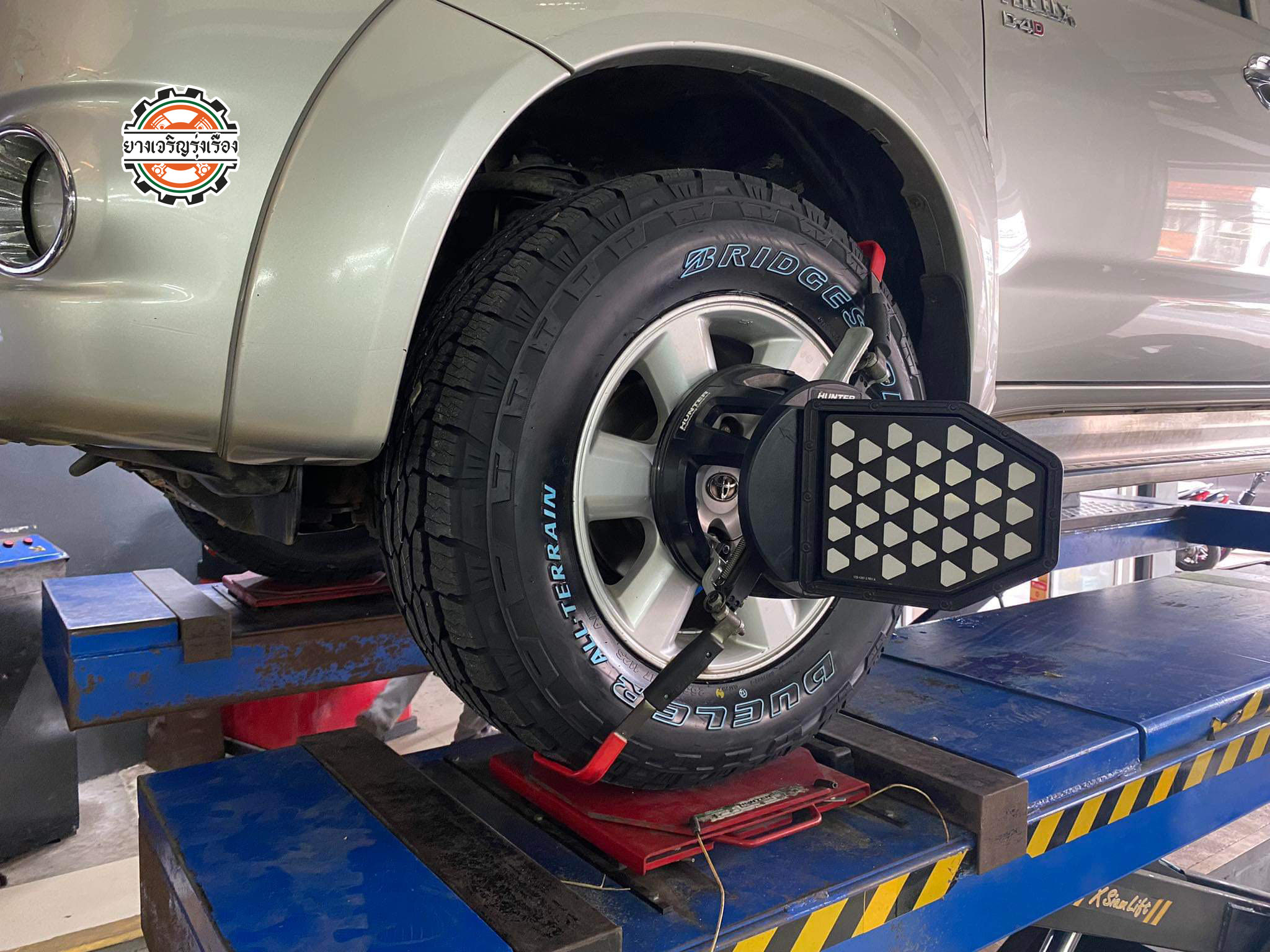 TOYOTA VIGO เปลี่ยนยางใช้งาน Bridgestone ยางพรีเมี่ยม ใช้งานดี สบายใจ [+] Bridgestone DUELER ALL-TERRAIN AT002 [+] ขนาด 265/65R17 โปรโมชั่นราคาพิเศษ ติดต่อสอบถามเพิ่มเติม โทร : 08-6569-1915 บุ๊ก และทีมงาน ยินดีต้อนรับครับ 𝙊𝙪𝙧 𝙎𝙚𝙧𝙫𝙞𝙘𝙚 บริการทางร้าน เรารับทำอะไรบ้าง 🔧 ติดตั้งยางแบบไร้รอย 100% 🔧 บริการสลับยาง ตามอายุ 🔧 มียางรถยนต์ทุกยี่ห้อให้เลือกซื้อ 🔧 เช็คช่วงล่าง แก้ปัญหาให้ตรงจุด 🔧 บริการล้างลิ้นปีกผีเสื้อ 🔧 บริการเช็คระยะรถยนต์ 🔧 เปลี่ยนถ่ายของเหลวทั้งระบบ 🔧 ตั้งศูนย์ด้วยเครื่อง HUNTER นำเข้าจาก USA สอบถามข้อมูลเพิ่มเติม หรือนัดหมายเข้ารับบริการ Tel : 08-6569-1915 Tel : 08-6544-5963 Line id : @88rw Tiktok : https://www.tiktok.com/@88rwycrr Youtube : https://youtube.com/@88rw Facebook : https://www.facebook.com/88rwtire Location : https://goo.gl/maps/HrNUAZXPN94KvxZ98?coh=178573&entry=tt #รถยนต์มีปัญหาไม่รู้ต้องแก้ตรงไหน ทางเรายินดี ตรวจหาปัญหาและหาวิธีแก้ บอกลูกค้าก่อนลงมือทำเสมอราคาเป็นธรรมไม่เอาเปรียบ สบายใจคุณลูกค้า ---------------------------------- ดูแลให้คำปรึกษาทุกปัญหาคาใจ ไม่ทิ้งลูกค้า มีบริการหลังการขาย 【ให้ผู้เชี่ยวชาญของเรา ดูแลรถคุณ】 ร้านยางเจริญรุ่งเรือง ยินดีต้อนรับครับ #ยางรถยนต์ #Bridgestone #ECOPIA