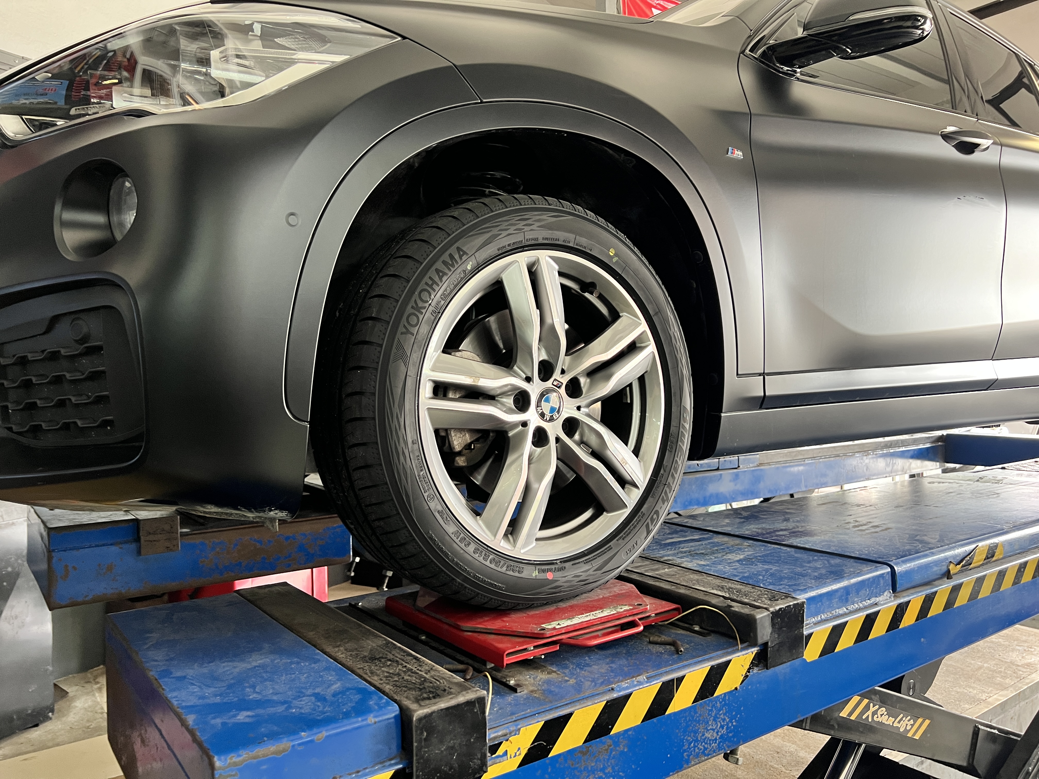 BMW X1 เข้ารับบริการเปลี่ยนยางรถยนต์ใช้งานประจำวัน [+] YOKOHAMA EARTH AE61 225/50R18 *เพื่อความรวดเร็วในการเข้ารับบริการ แนะนำนัดหมายก่อนครับ 𝙊𝙪𝙧 𝙎𝙚𝙧𝙫𝙞𝙘𝙚 บริการทางร้านเรารับทำอะไรบ้าง 🔧 มียางรถยนต์ทุกยี่ห้อให้เลือกซื้อ 🔧 โช้คอัพ สปริง 🔧 เช็คช่วงล่าง แก้ปัญหาให้ตรงจุด 🔧 ติดตั้งยางแบบไร้รอย 100% 🔧 บริการสลับยาง ตามอายุ 🔧 บริการล้างลิ้นปีกผีเสื้อ 🔧 บริการเช็คระยะรถยนต์ 🔧 เปลี่ยนถ่ายของเหลวทั้งระบบ 🔧 ตั้งศูนย์ด้วยเครื่อง HUNTER นำเข้าจาก USA สอบถามข้อมูลเพิ่มเติม หรือนัดหมายเข้ารับบริการ ☎️ : 08-6569-1915 ☎️ : 08-6544-5963 Line id : @88rw Tiktok : https://www.tiktok.com/@88rwycrr Youtube : https://youtube.com/@88rw Facebook : https://www.facebook.com/88rwtire Location : https://goo.gl/maps/HrNUAZXPN94KvxZ98?coh=178573&entry=tt #รถยนต์มีปัญหาไม่รู้ต้องแก้ตรงไหน ทางเรายินดี ตรวจหาปัญหาและหาวิธีแก้ บอกลูกค้าก่อนลงมือทำเสมอราคาเป็นธรรมไม่เอาเปรียบ สบายใจคุณลูกค้า ร้านยางเจริญรุ่งเรือง ยินดีต้อนรับครับ