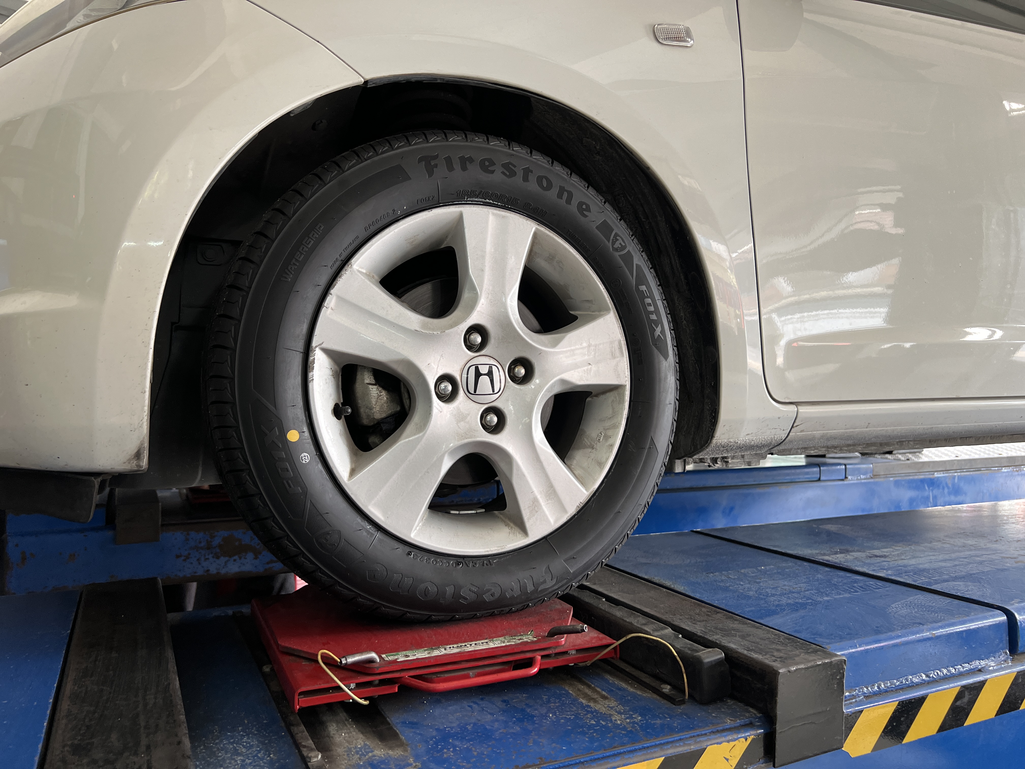 Honda Jazz เปลี่ยนยางรถยนต์ เน้นใช้งานประจำวัน อยากได้ยางปลอดภัย นุ่มนวลพรีเมี่ยม Firestone F01 เป็นยางพรีเมี่ยม ผลิตด้วยเทคโนโลยีเดียวกับ Bridgestone T005A ตัวพรีเมี่ยม โดดเด่นเรื่องการรีดน้ำด้วยเทคโนโลยี มาตรฐานความปลอดภัยจาก Bridgestone [+] FIRESTONE F01 [+] ขนาด 185/60R15 โปรโมชั่นราคาพิเศษ ติดต่อสอบถามเพิ่มเติม โทร : 08-6569-1915 บุ๊ก และทีมงาน ยินดีต้อนรับครับ 𝙊𝙪𝙧 𝙎𝙚𝙧𝙫𝙞𝙘𝙚 บริการทางร้าน เรารับทำอะไรบ้าง 🔧 ติดตั้งยางแบบไร้รอย 100% 🔧 บริการสลับยาง ตามอายุ 🔧 มียางรถยนต์ทุกยี่ห้อให้เลือกซื้อ 🔧 เช็คช่วงล่าง แก้ปัญหาให้ตรงจุด 🔧 บริการล้างลิ้นปีกผีเสื้อ 🔧 บริการเช็คระยะรถยนต์ 🔧 เปลี่ยนถ่ายของเหลวทั้งระบบ 🔧 ตั้งศูนย์ด้วยเครื่อง HUNTER นำเข้าจาก USA #รถยนต์มีปัญหาไม่รู้ต้องแก้ตรงไหน ทางเรายินดี ตรวจหาปัญหาและหาวิธีแก้ บอกลูกค้าก่อนลงมือทำเสมอราคาเป็นธรรมไม่เอาเปรียบ สบายใจคุณลูกค้า ---------------------------------- ดูแลให้คำปรึกษาทุกปัญหาคาใจ ไม่ทิ้งลูกค้า มีบริการหลังการขาย 【ให้ผู้เชี่ยวชาญของเรา ดูแลรถคุณ】 ร้านยางเจริญรุ่งเรือง ยินดีต้อนรับครับ