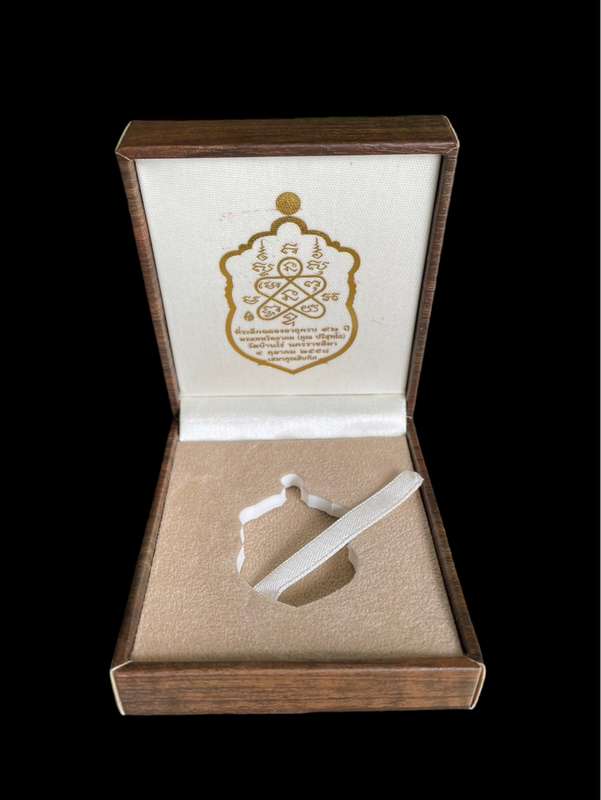 เสมาคูณสิบทิศ ปี ๒๕๕๘ ชุดกรรมการอุปถัมภ์ รายการที่ ๕.๓ เหรียญเสมาหลวงพ่อคูณ ปริสุทโธ วัดบ้านไร่ "๑ ใน ๓๓๙ " เนื้อนวะ หน้ากากเงิน ขอบเงิน ลงยา ๓ สี (บนน้ำเงิน ขอบแดง จีวรเหลือง) หมายเลข ๑๓๓