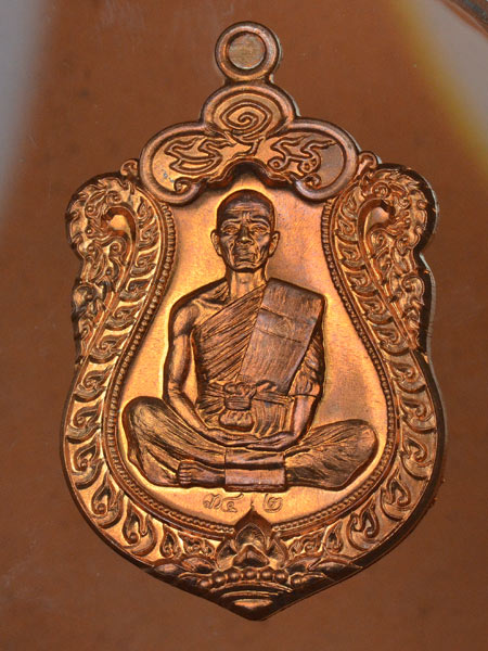 เหรียญเสมา หลวงพ่อคูณ ปริสุทฺโธ วัดบ้านไร่ พิมพ์เต็มองค์ รุ่นปาฏิหาริย์ EOD ปี ๒๕๕๖ เหรียญจากชุดซื่อที่ดิน E1 เนื้อทองแดงผิวไฟ หมายเลข ๓๔๒