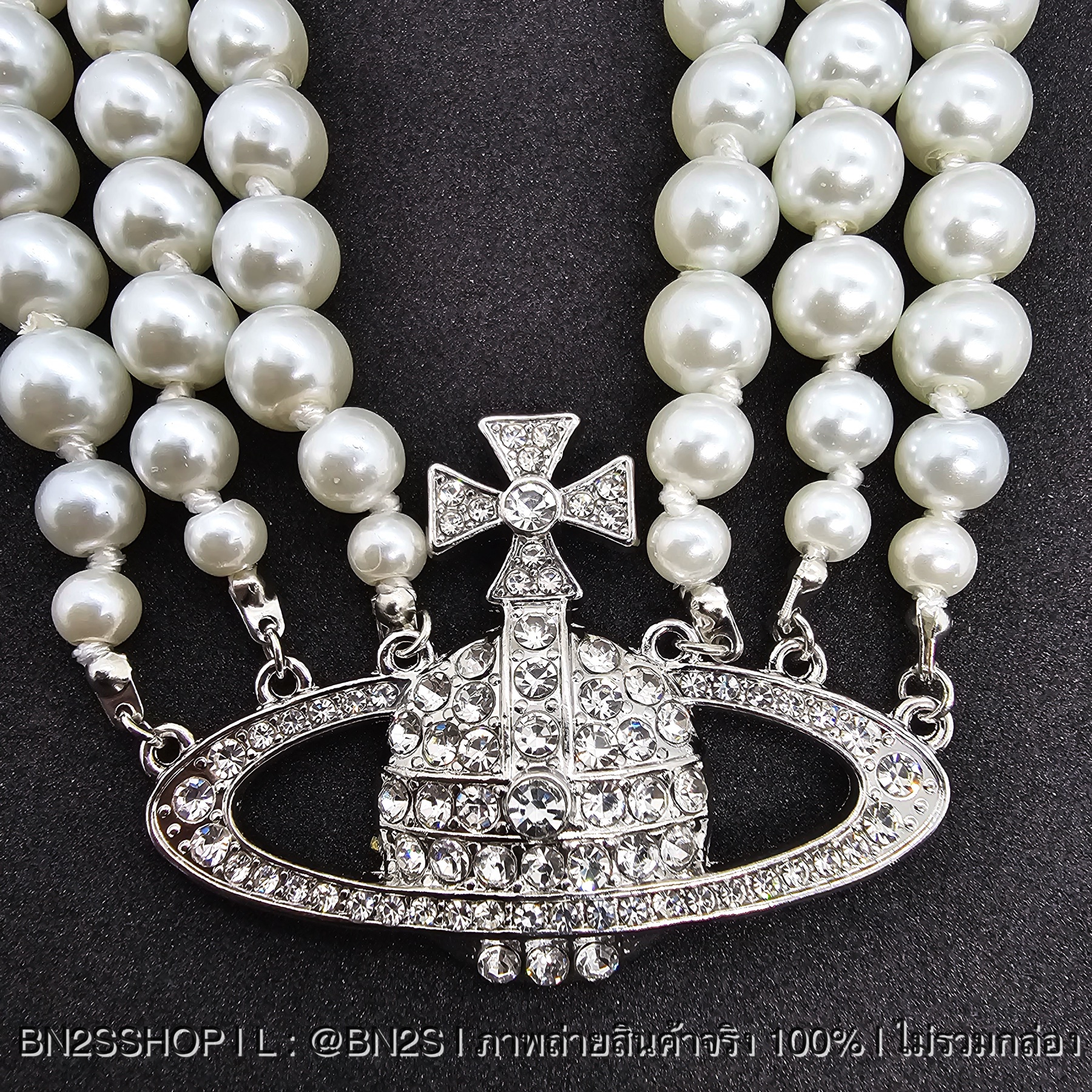 สีทอง | Vivienne Westwood สร้อยคอโชกเกอร์ VW Three Row Chocker ไข่มุก 3 ชั้น ห้อยจี้ดาวเสาร์อะไหล่เงิน ทอง งานปั๊มแบรนด์ด้านหลัง