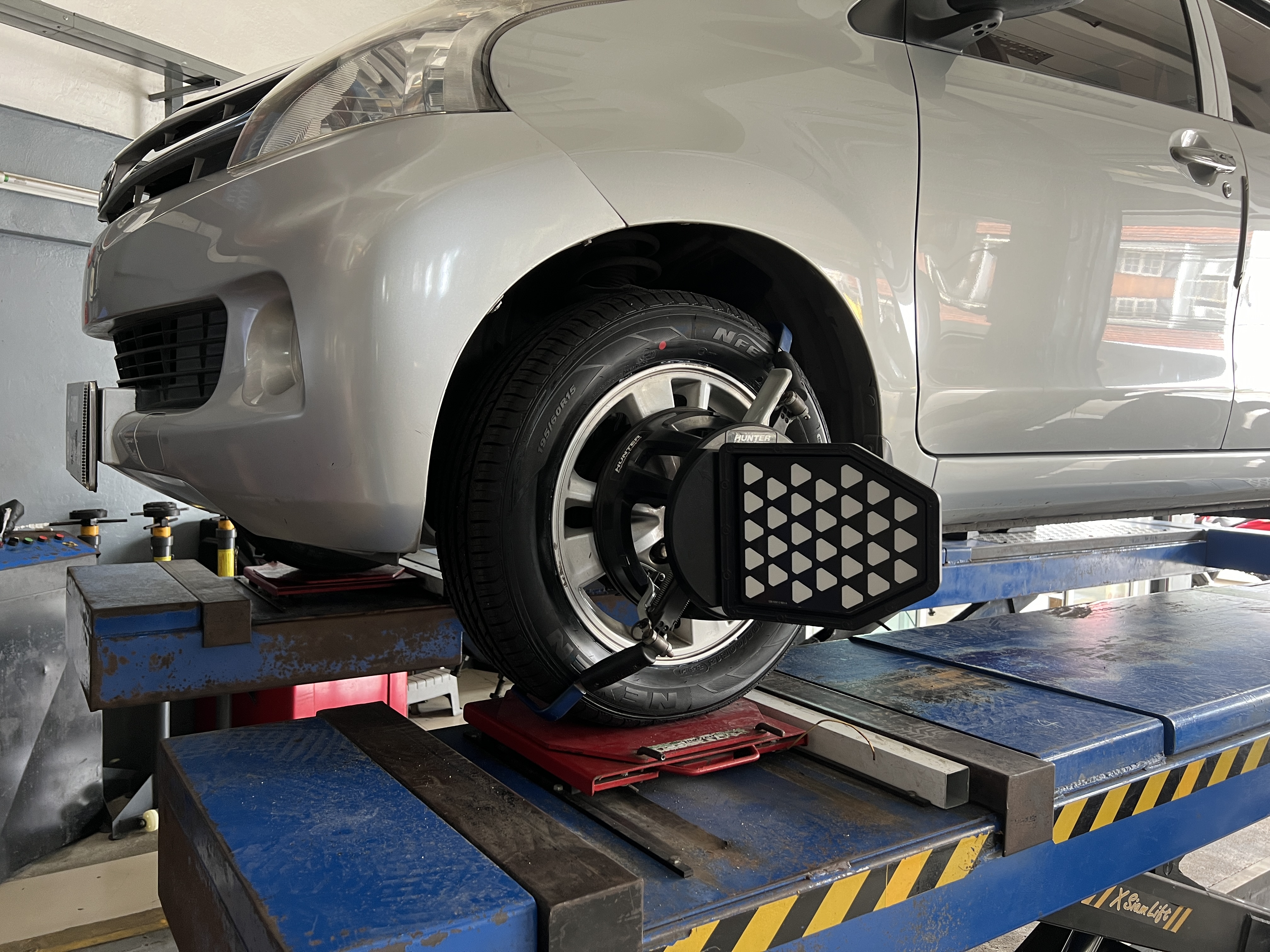 TOYOTA AVANZA เข้ารับบริการเปลี่ยนยางรถยนต์ใช้งาน ประจำวัน [+] NEXEN SU4 195/60R15 *ประกันยางจากการใช้งาน 1 ปีหรือ 25,000 กิโลเมตร เคลมฟรี *นัดหมายก่อนเข้ารับบริการ เพื่อความรวดเร็วครับ 𝙊𝙪𝙧 𝙎𝙚𝙧𝙫𝙞𝙘𝙚 บริการทางร้านเรารับทำอะไรบ้าง 🔧 มียางรถยนต์ทุกยี่ห้อให้เลือกซื้อ 🔧 โช้คอัพ สปริง 🔧 เช็คช่วงล่าง แก้ปัญหาให้ตรงจุด 🔧 ติดตั้งยางแบบไร้รอย 100% 🔧 บริการสลับยาง ตามอายุ 🔧 บริการล้างลิ้นปีกผีเสื้อ 🔧 บริการเช็คระยะรถยนต์ 🔧 เปลี่ยนถ่ายของเหลวทั้งระบบ 🔧 ตั้งศูนย์ด้วยเครื่อง HUNTER นำเข้าจาก USA สอบถามข้อมูลเพิ่มเติม หรือนัดหมายเข้ารับบริการ ☎️ : 08-6569-1915 ☎️ : 08-6544-5963 Line id : @88rw Tiktok : https://www.tiktok.com/@88rwycrr Youtube : https://youtube.com/@88rw Facebook : https://www.facebook.com/88rwtire Location : https://goo.gl/maps/HrNUAZXPN94KvxZ98? #รถยนต์มีปัญหาไม่รู้ต้องแก้ตรงไหน ทางเรายินดี ตรวจหาปัญหาและหาวิธีแก้ บอกลูกค้าก่อนลงมือทำเสมอราคาเป็นธรรมไม่เอาเปรียบ สบายใจคุณลูกค้า ร้านยางเจริญรุ่งเรือง ยินดีต้อนรับครับ