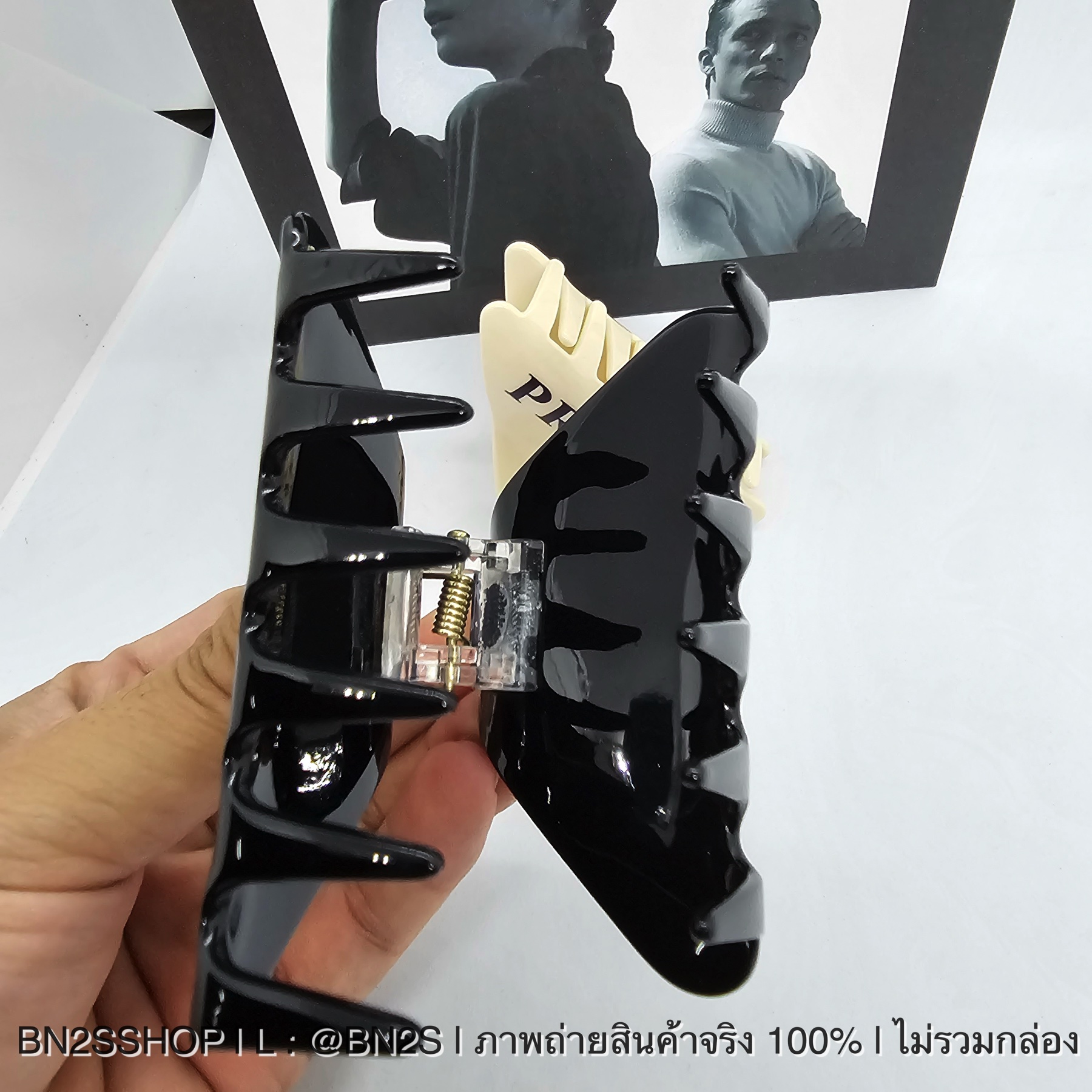 สีดำ | Prada logo-printed triangle hair clip ตัวหนีบเนื้อหนา ที่หนีบผม ปราด้า สกรีนโลโก้ สำเา