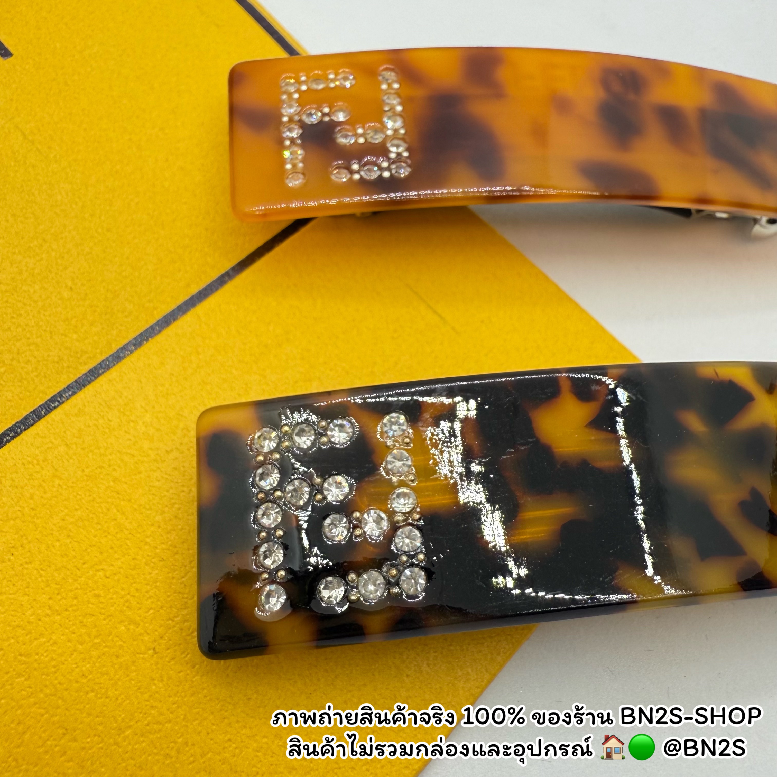 สีน้ำตาลอ่อน | Fendi กิ๊บหนีบผมอะคลิลิค แบบสปริง มีสองสี พร้อมส่งในไทย