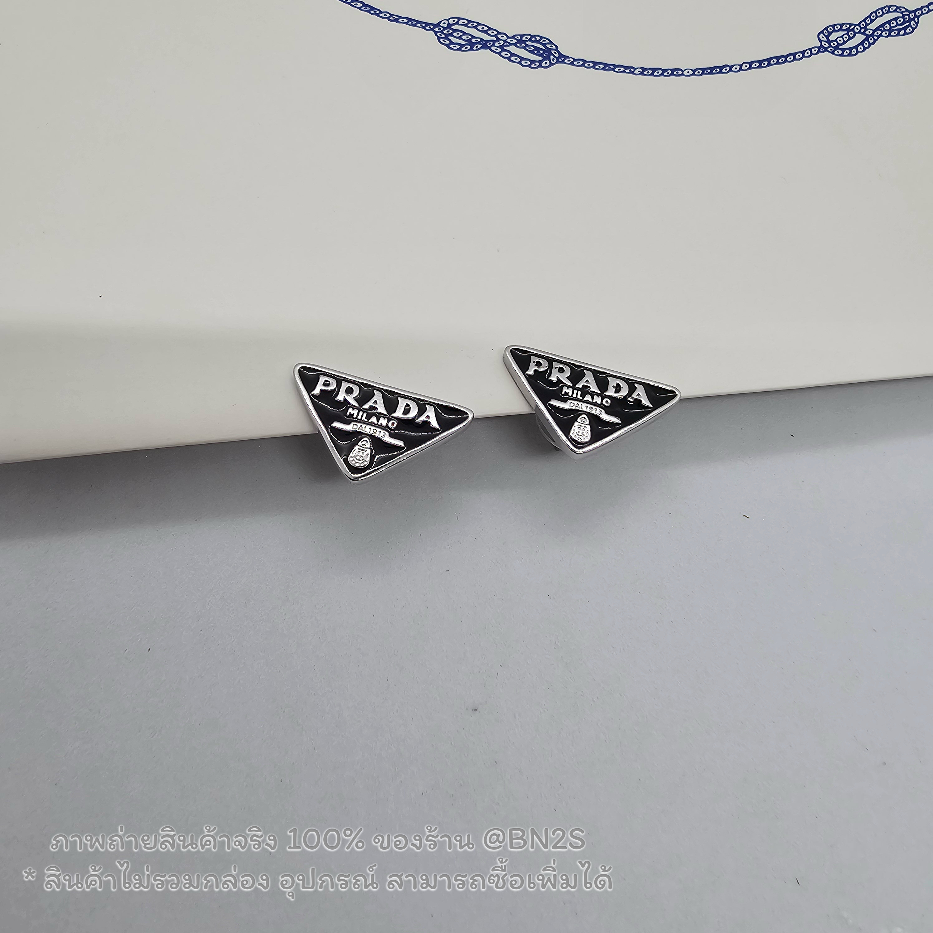 สีดำ | ต่างหูปราด้า Prada Symbole Earrings ต่างหูโชว์โลโก้แบรนด์พราด้า ก้าน 925 ปั๊มหลัง งานดีสุดไม่ลอกไม่ได้ รับประกันความสวย อุปกรณ์ ถุงกระดาษ ถุงซิปล็อค