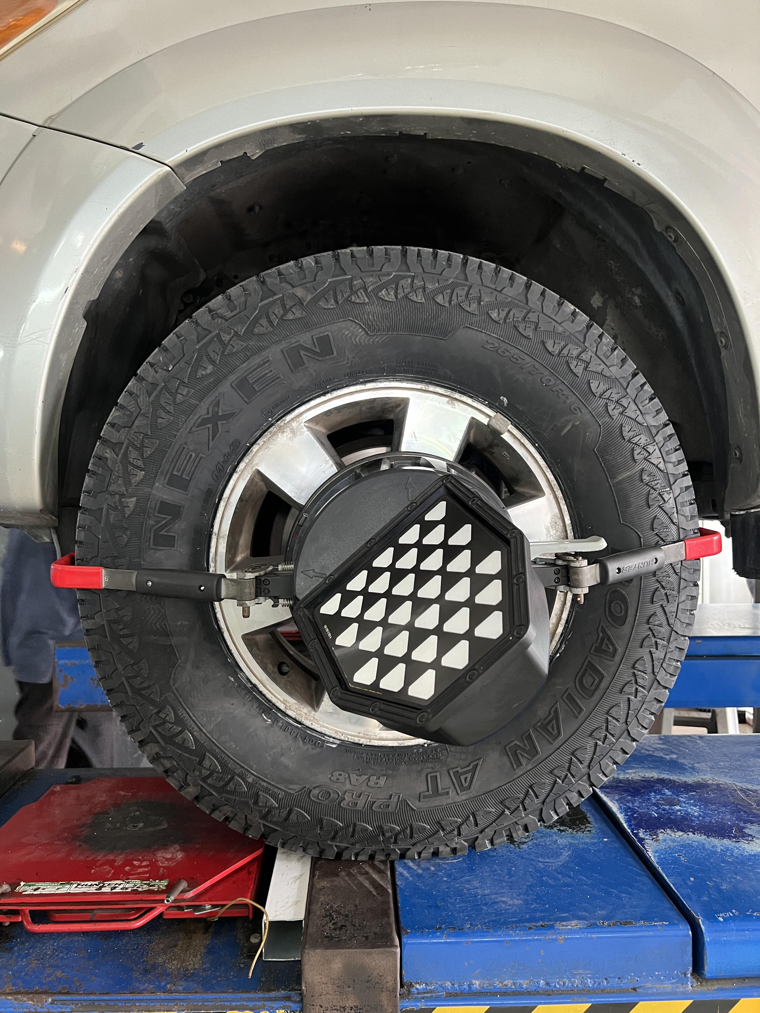 TOYOTA VIGO เปลี่ยนโช้คอัพ ซ่อมบำรุงช่วงล่าง และยางรถยนต์ เลือกใช้งานอย่างดี [+] PROFENDER PG5 [+] อะไหล่ช่วงล่าง 555 แท้ญี่ปุ่น [+] NEXEN CT8 215/70R15 *เฉาพาะ NEXEN ประกันยาง 1 ปี หรือ 25,000 กม. บาด บวม เบียด แตก ระเบิด เปลี่ยนเส้นใหม่ ครับ *เพื่อความสะดวกในการรับบริการ นัดหมายเวลาก่อนเข้ารับบริการทุกครั้งครับ 𝙊𝙪𝙧 𝙎𝙚𝙧𝙫𝙞𝙘𝙚 บริการทางร้านเรารับทำอะไรบ้าง 🔧 มียางรถยนต์ทุกยี่ห้อให้เลือกซื้อ 🔧 โช้คอัพ สปริง 🔧 เช็คช่วงล่าง แก้ปัญหาให้ตรงจุด 🔧 ติดตั้งยางแบบไร้รอย 100% 🔧 บริการสลับยาง ตามอายุ 🔧 บริการล้างลิ้นปีกผีเสื้อ 🔧 บริการเช็คระยะรถยนต์ 🔧 เปลี่ยนถ่ายของเหลวทั้งระบบ 🔧 ตั้งศูนย์ด้วยเครื่อง HUNTER นำเข้าจาก USA สอบถามข้อมูลเพิ่มเติม หรือนัดหมายเข้ารับบริการ ☎️ : 08-6569-1915 ☎️ : 08-6544-5963 Line id : @88rw Tiktok : https://www.tiktok.com/@88rwycrr Youtube : https://youtube.com/@88rw Facebook : https://www.facebook.com/88rwtire Location : https://goo.gl/maps/HrNUAZXPN94KvxZ98?coh=178573&entry=tt #รถยนต์มีปัญหาไม่รู้ต้องแก้ตรงไหน ทางเรายินดี ตรวจหาปัญหาและหาวิธีแก้ บอกลูกค้าก่อนลงมือทำเสมอราคาเป็นธรรมไม่เอาเปรียบ สบายใจคุณลูกค้า ร้านยางเจริญรุ่งเรือง ยินดีต้อนรับครับ