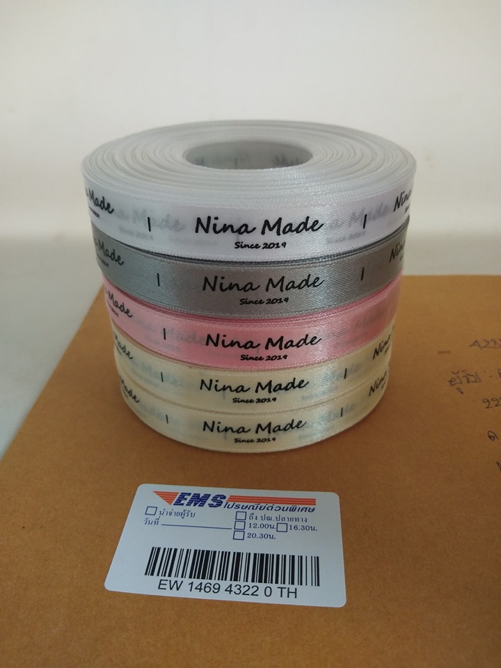 ป้ายคอเสื้อ เนื้อริบบิ้นซาติน 1.3 ซม. ริบบิ้นคละสี พิมพ์ดำ 5 ม้วน
