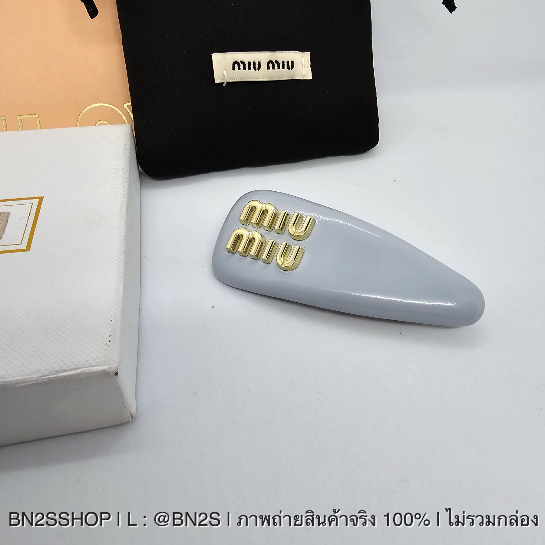 สีแดง | Patent Leather Hair Clip | Miu Miu กิ๊บหนังแบบสปริง มิว มิว หนังมัน ติดโลโก้สีทอง