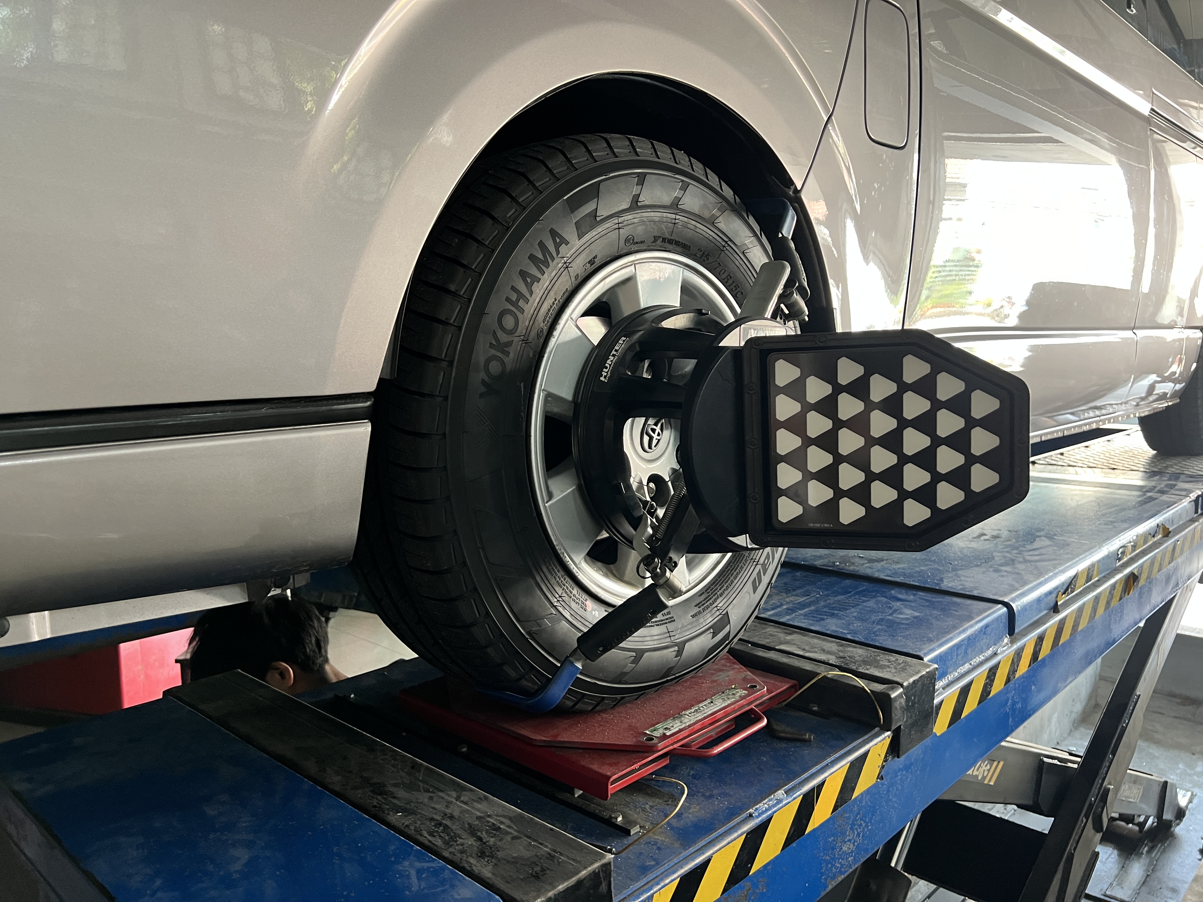 Toyota commuter เปลี่ยนยางใหม่ใช้งาน มั่นใจใช้ยาง Yokohama [+] 215/70R15 Yokohama BluEarth VAN RY55 109/107S *TH ขนาด 215/70R15c 𝙊𝙪𝙧 𝙎𝙚𝙧𝙫𝙞𝙘𝙚 บริการทางร้าน เรารับทำอะไรบ้าง 🔧 ติดตั้งยางแบบไร้รอย 100% 🔧 บริการสลับยาง ตามอายุ 🔧 มียางรถยนต์ทุกยี่ห้อให้เลือกซื้อ 🔧 เช็คช่วงล่าง แก้ปัญหาให้ตรงจุด 🔧 บริการล้างลิ้นปีกผีเสื้อ 🔧 บริการเช็คระยะรถยนต์ 🔧 เปลี่ยนถ่ายของเหลวทั้งระบบ 🔧 ตั้งศูนย์ด้วยเครื่อง HUNTER นำเข้าจาก USA สอบถามข้อมูลเพิ่มเติม หรือนัดหมายเข้ารับบริการ Tel : 08-6569-1915 Tel : 08-6544-5963 Line id : @88rw Tiktok : https://www.tiktok.com/@88rwycrr Youtube : https://youtube.com/@88rw Facebook : https://www.facebook.com/otaninon Location : https://goo.gl/maps/HrNUAZXPN94KvxZ98?coh=178573&entry=tt #รถยนต์มีปัญหาไม่รู้ต้องแก้ตรงไหน ทางเรายินดี ตรวจหาปัญหาและหาวิธีแก้ บอกลูกค้าก่อนลงมือทำเสมอราคาเป็นธรรมไม่เอาเปรียบ สบายใจคุณลูกค้า ---------------------------------- ดูแลให้คำปรึกษาทุกปัญหาคาใจ ไม่ทิ้งลูกค้า มีบริการหลังการขาย 【ให้ผู้เชี่ยวชาญของเรา ดูแลรถคุณ】 ร้านยางเจริญรุ่งเรือง ยินดีต้อนรับครับ ---------------------------------- #โช๊คอัพรถยนต์ #monroe #yss #kayaba #profender #ร้านยางเจริญรุ่งเรือง #นนทบุรี #งามวงศ์วาน #amsfix #บริการช่วงล่างรถยนต์ #ซ่อมบำรุงช่วงล่าง #เซทอัพโช๊คอัพรถยนต์