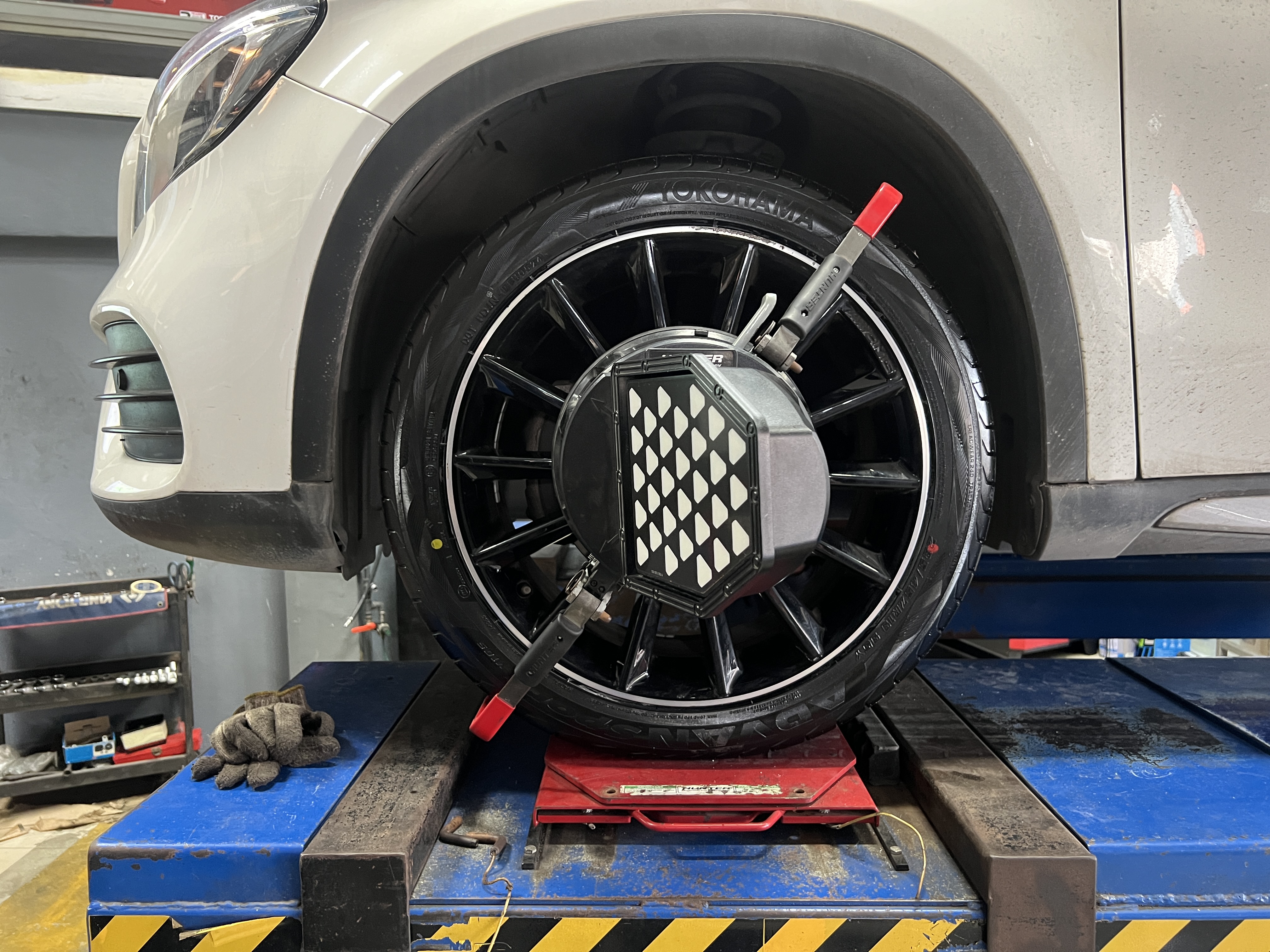 MERCEDES BENZ GLA250 [+] YOKOHAMA V105 235/45R19 บาด บวม เบียด แตก ระเบิด เปลี่ยนเส้นใหม่ ครับ *เพื่อความสะดวกในการรับบริการ นัดหมายเวลาก่อนเข้ารับบริการทุกครั้งครับ 𝙊𝙪𝙧 𝙎𝙚𝙧𝙫𝙞𝙘𝙚 บริการทางร้านเรารับทำอะไรบ้าง 🔧 มียางรถยนต์ทุกยี่ห้อให้เลือกซื้อ 🔧 โช้คอัพ สปริง 🔧 เช็คช่วงล่าง แก้ปัญหาให้ตรงจุด 🔧 ติดตั้งยางแบบไร้รอย 100% 🔧 บริการสลับยาง ตามอายุ 🔧 บริการล้างลิ้นปีกผีเสื้อ 🔧 บริการเช็คระยะรถยนต์ 🔧 เปลี่ยนถ่ายของเหลวทั้งระบบ 🔧 ตั้งศูนย์ด้วยเครื่อง HUNTER นำเข้าจาก USA สอบถามข้อมูลเพิ่มเติม หรือนัดหมายเข้ารับบริการ ☎️ : 08-6569-1915 ☎️ : 08-6544-5963 Line id : @88rw Tiktok : https://www.tiktok.com/@88rwycrr Youtube : https://youtube.com/@88rw Facebook : https://www.facebook.com/88rwtire Location : https://goo.gl/maps/HrNUAZXPN94KvxZ98?coh=178573&entry=tt #รถยนต์มีปัญหาไม่รู้ต้องแก้ตรงไหน ทางเรายินดี ตรวจหาปัญหาและหาวิธีแก้ บอกลูกค้าก่อนลงมือทำเสมอราคาเป็นธรรมไม่เอาเปรียบ สบายใจคุณลูกค้า ร้านยางเจริญรุ่งเรือง ยินดีต้อนรับครับ