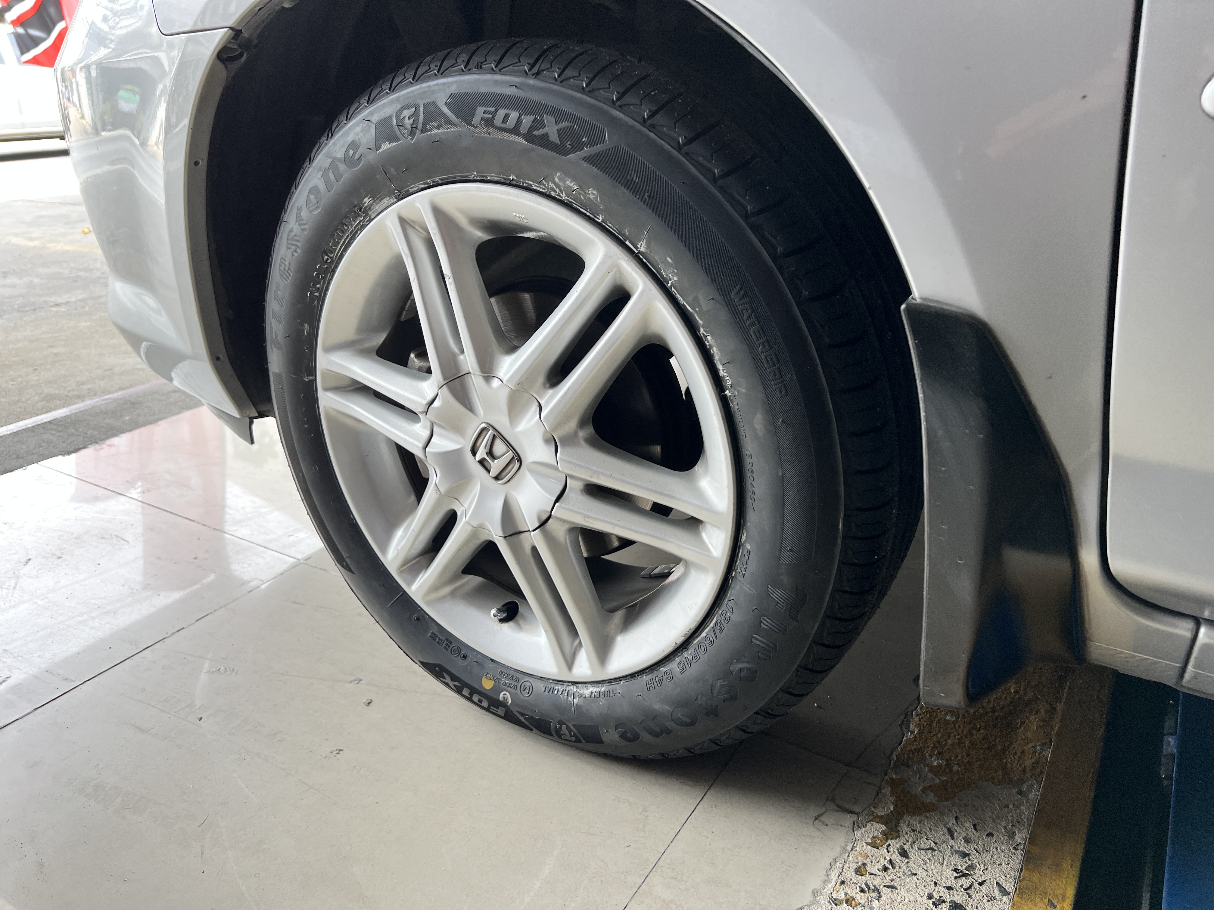 Honda city เคยใช้งาน Firestone F01 เปลี่ยนยางชุดใหม่ ใช้งานรุ่นเดิม ยางดี นุ่มนวล เสียงเงียบ ปลอดภัย ใช้งานแล้วสบายใจ [+] Firestone F01 [+] ขนาด 185/60R15 โปรโมชั่นราคาพิเศษ ติดต่อสอบถามเพิ่มเติม โทร : 08-6569-1915 บุ๊ก และทีมงาน ยินดีต้อนรับครับ 𝙊𝙪𝙧 𝙎𝙚𝙧𝙫𝙞𝙘𝙚 บริการทางร้าน เรารับทำอะไรบ้าง 🔧 ติดตั้งยางแบบไร้รอย 100% 🔧 บริการสลับยาง ตามอายุ 🔧 มียางรถยนต์ทุกยี่ห้อให้เลือกซื้อ 🔧 เช็คช่วงล่าง แก้ปัญหาให้ตรงจุด 🔧 บริการล้างลิ้นปีกผีเสื้อ 🔧 บริการเช็คระยะรถยนต์ 🔧 เปลี่ยนถ่ายของเหลวทั้งระบบ 🔧 ตั้งศูนย์ด้วยเครื่อง HUNTER นำเข้าจาก USA สอบถามข้อมูลเพิ่มเติม หรือนัดหมายเข้ารับบริการ Tel : 08-6569-1915 Tel : 08-6544-5963 Line id : @88rw Tiktok : https://www.tiktok.com/@88rwycrr Youtube : https://youtube.com/@88rw Facebook : https://www.facebook.com/otaninon Location : https://goo.gl/maps/HrNUAZXPN94KvxZ98?coh=178573&entry=tt #รถยนต์มีปัญหาไม่รู้ต้องแก้ตรงไหน ทางเรายินดี ตรวจหาปัญหาและหาวิธีแก้ บอกลูกค้าก่อนลงมือทำเสมอราคาเป็นธรรมไม่เอาเปรียบ สบายใจคุณลูกค้า ---------------------------------- ดูแลให้คำปรึกษาทุกปัญหาคาใจ ไม่ทิ้งลูกค้า มีบริการหลังการขาย 【ให้ผู้เชี่ยวชาญของเรา ดูแลรถคุณ】 ร้านยางเจริญรุ่งเรือง ยินดีต้อนรับครับ #ยางรถยนต์ #Firestone #F01