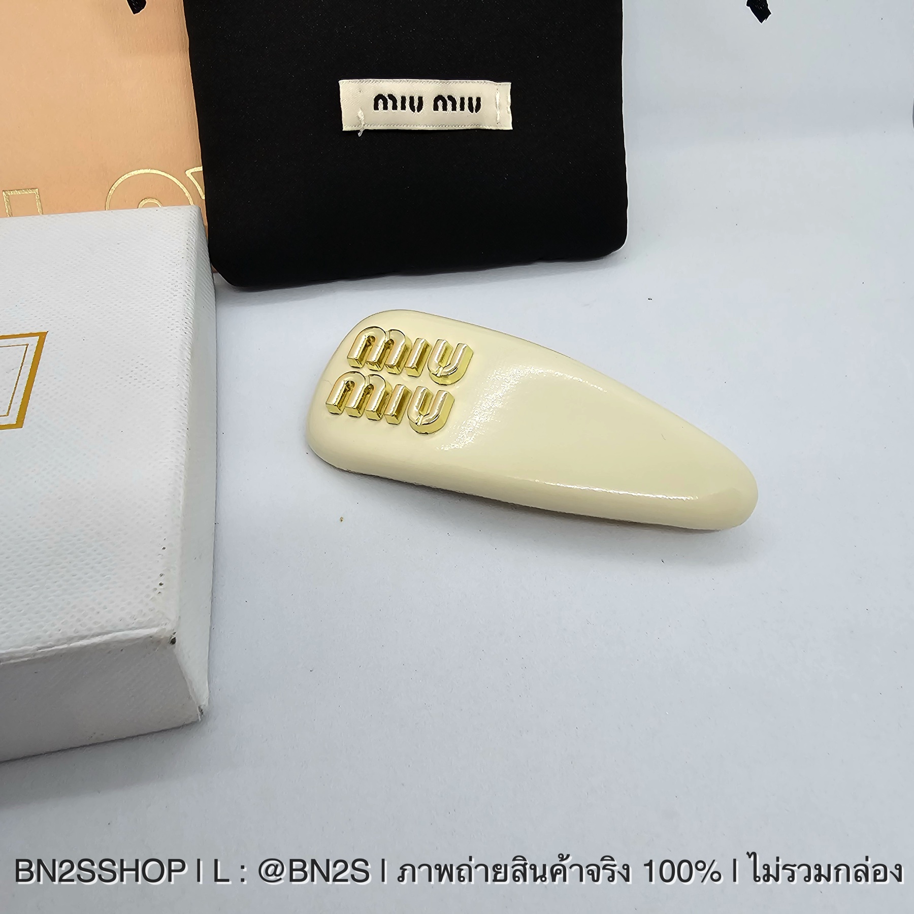 สีแดง | Patent Leather Hair Clip | Miu Miu กิ๊บหนังแบบสปริง มิว มิว หนังมัน ติดโลโก้สีทอง