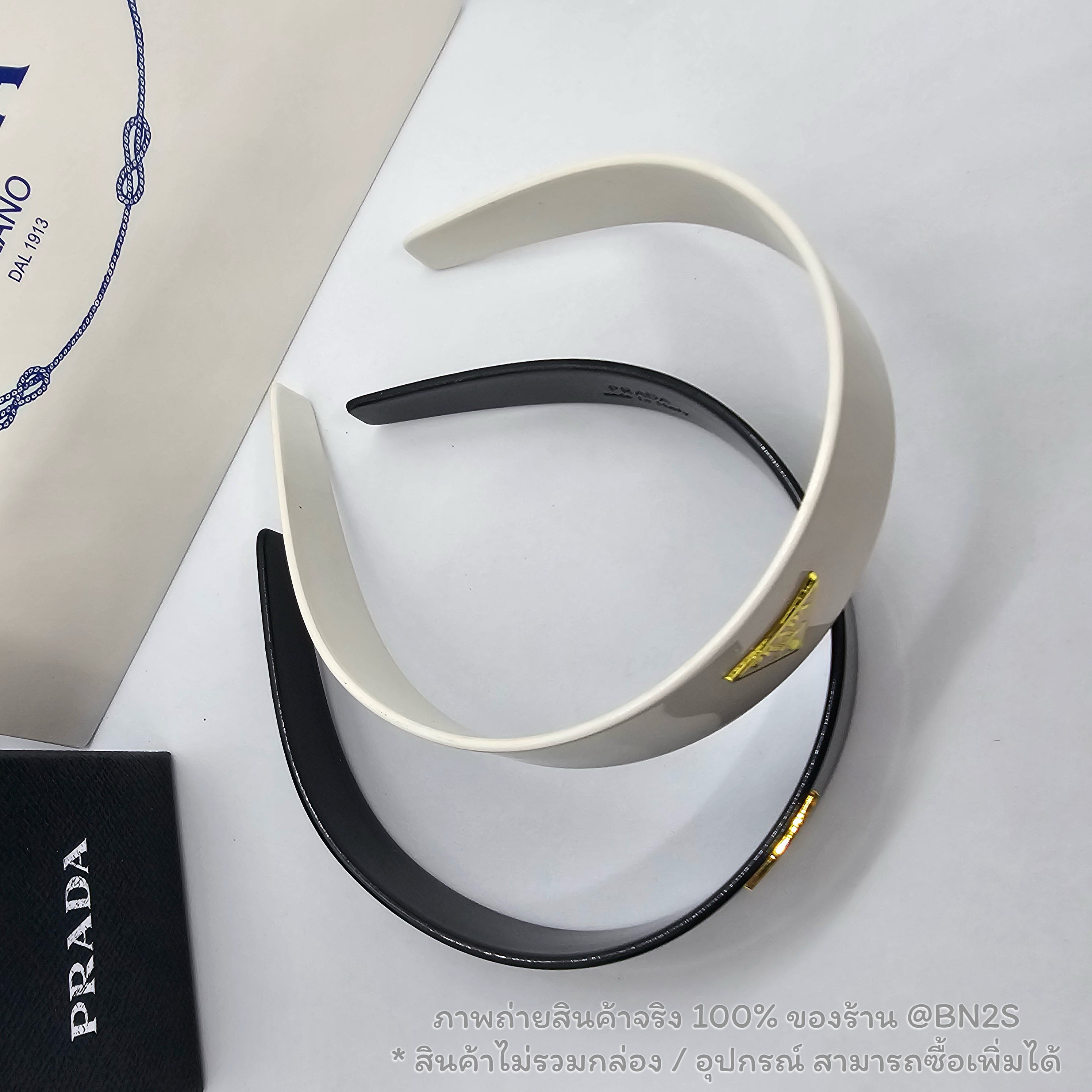 สีดำ | ที่คาดผมปราด้า Prada Logo Headband งานโชว์ตัวโลโก้ สวยเด่น สีดำ ขาว ตัวเพลทโลโก้สีทอง รับรองว่าสวยถูกใจ พร้อมส่ง สินค้าไม่รวมกล่อง อุปกรณ์