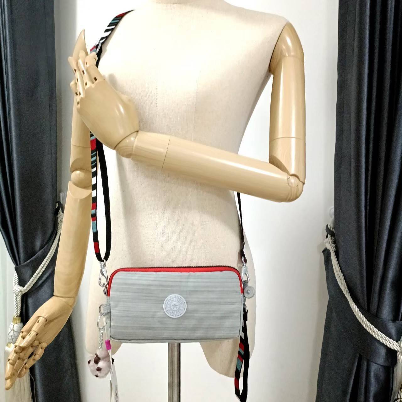 KIPLING กระเป๋าสตางค์ซิปรอบ ใบยาว Seoul up clutch & sling bag