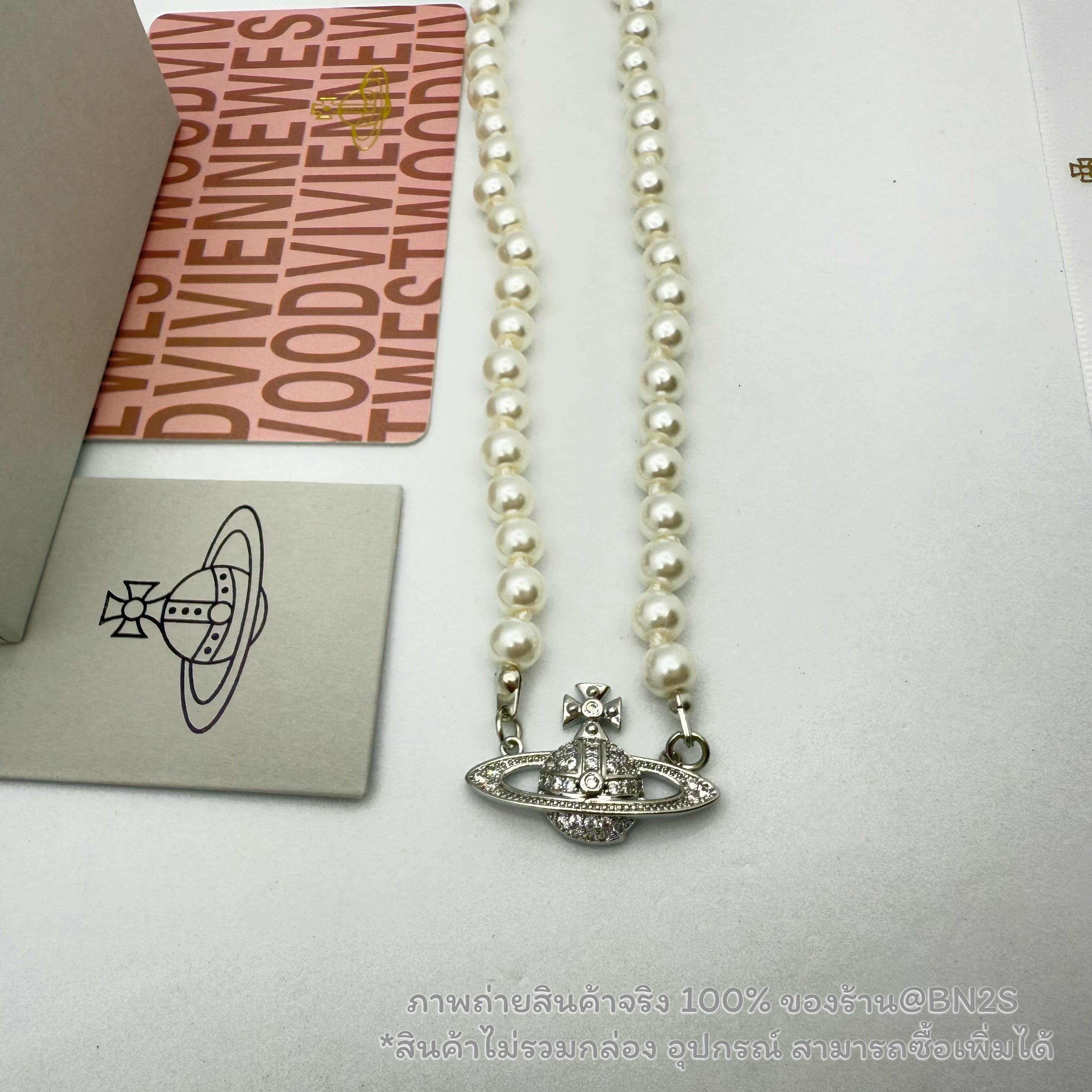 สีเงิน | VIVIENNE WESTWOOD MINI BAS RELIEF PEARL CHOKER สร้อยคอไข่มุกวิเวียน จี้ฝังเพชรดาวเสาร์ อับเกรดตัวจี้ใหญ่ งานจะสวยขึ้น ตัวจี้ เพชร สวยกว่างาน 169฿ สายถักมัดปม ปรับความยาวไม่ได้ สำเนา