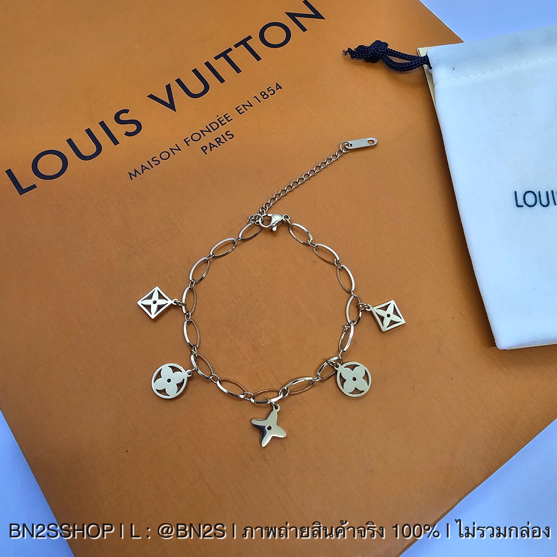 สร้อยข้อมือหลุยส์ Louis Vuitton Monogram Chain Bracelet อะไหล่สีทอง จี้ห้อยลายโมโลแกรมลายสวยน่ารัก