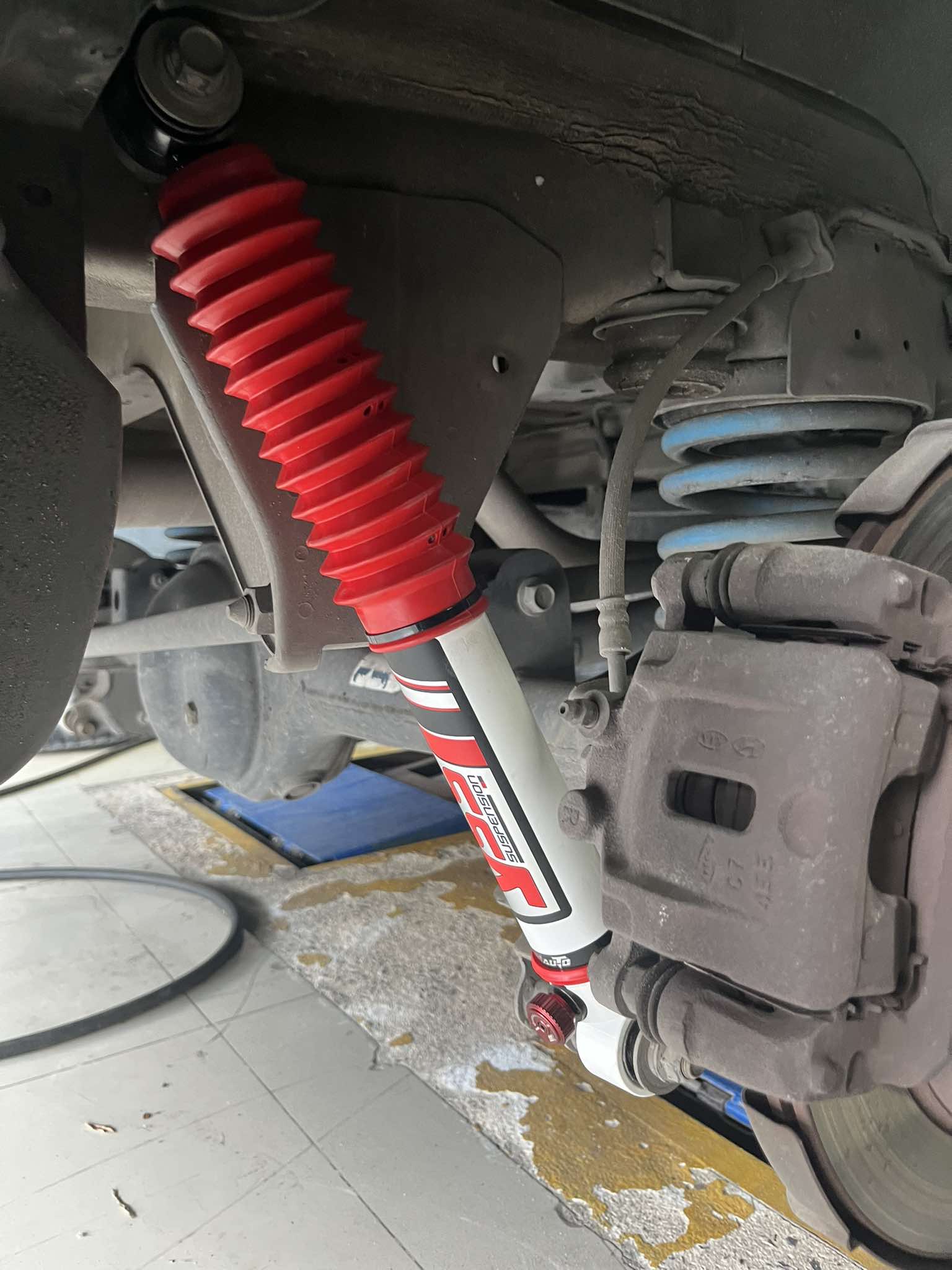 HYUNDAI H1 เข้ารับบริการเปลี่ยนโช้คอัพคู่หลังใช้งานแทนของเดิม เพิ่มความนุ่มนวล [+] YSS DTG PLUS ปรับ7ระดับ คู่หลัง 𝙊𝙪𝙧 𝙎𝙚𝙧𝙫𝙞𝙘𝙚 บริการทางร้านเรารับทำอะไรบ้าง 🔧 มียางรถยนต์ทุกยี่ห้อให้เลือกซื้อ 🔧 โช้คอัพ สปริง 🔧 เช็คช่วงล่าง แก้ปัญหาให้ตรงจุด 🔧 ติดตั้งยางแบบไร้รอย 100% 🔧 บริการสลับยาง ตามอายุ 🔧 บริการล้างลิ้นปีกผีเสื้อ 🔧 บริการเช็คระยะรถยนต์ 🔧 เปลี่ยนถ่ายของเหลวทั้งระบบ 🔧 ตั้งศูนย์ด้วยเครื่อง HUNTER นำเข้าจาก USA สอบถามข้อมูลเพิ่มเติม หรือนัดหมายเข้ารับบริการ ☎️ : 08-6569-1915 ☎️ : 08-6544-5963 Line id : @88rw Tiktok : https://www.tiktok.com/@88rwycrr Youtube : https://youtube.com/@88rw Facebook : https://www.facebook.com/88rwtire Location : https://goo.gl/maps/HrNUAZXPN94KvxZ98? #รถยนต์มีปัญหาไม่รู้ต้องแก้ตรงไหน ทางเรายินดี ตรวจหาปัญหาและหาวิธีแก้ บอกลูกค้าก่อนลงมือทำเสมอราคาเป็นธรรม