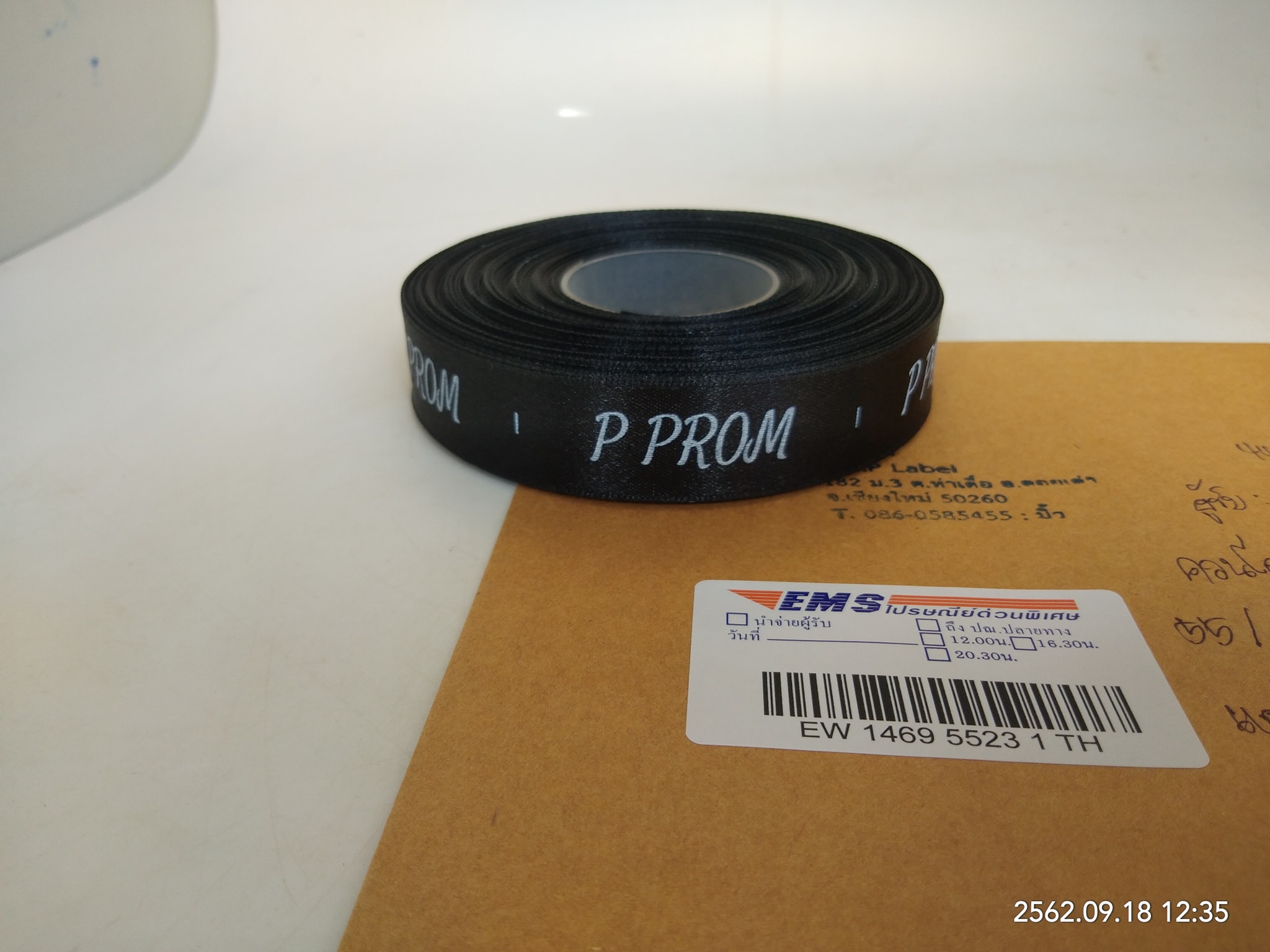 ป้ายคอเสื้อ เนื้อริบบิ้นซาติน 2.0 ซม. ริบบิ้นสีดำ 1 พิมพ์ขาว 1 ม้วน