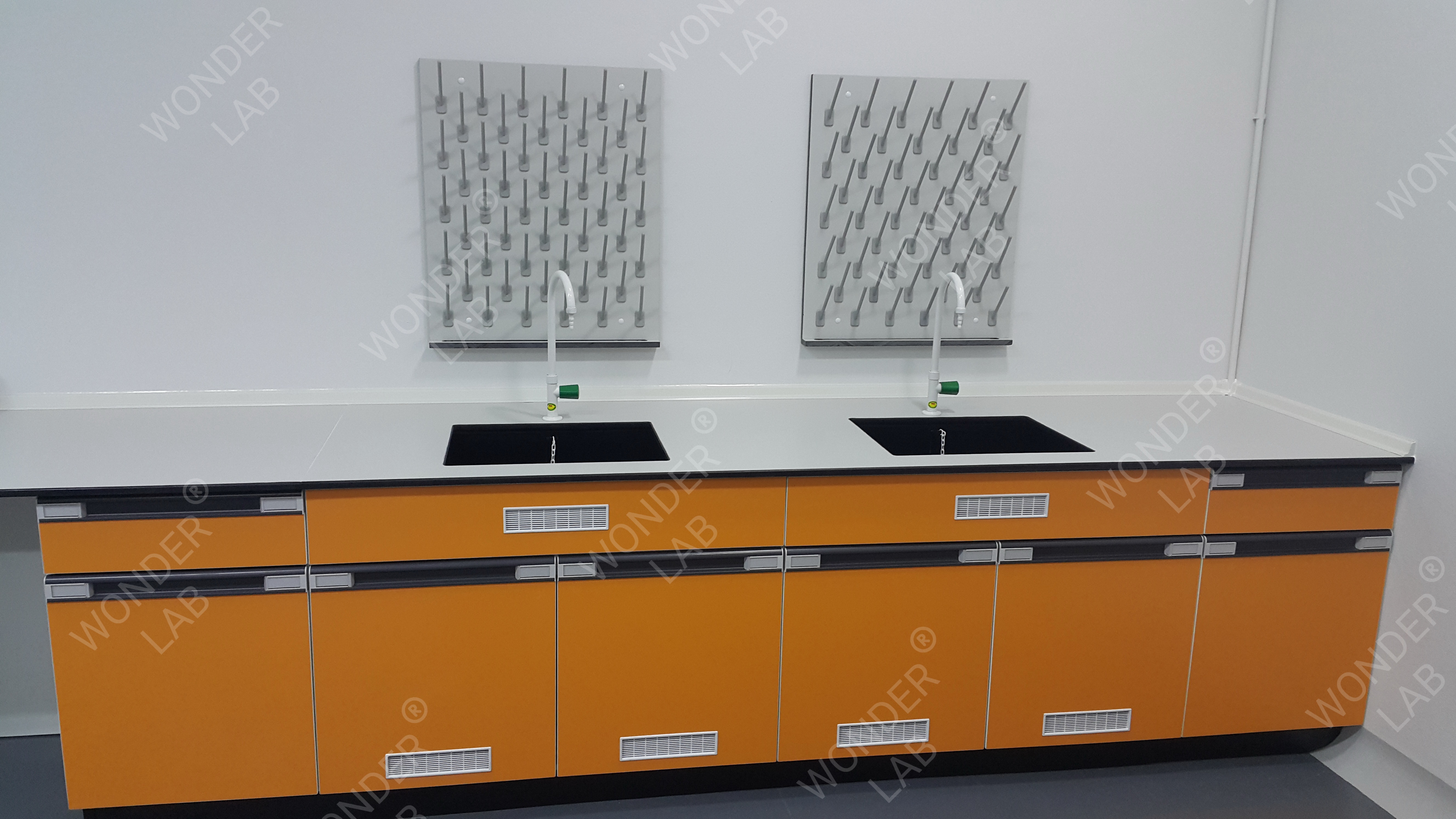 โต๊ะปฏิบัติการชิดผนังพร้อมอ่างซิงค์ Wall bench with sink unit