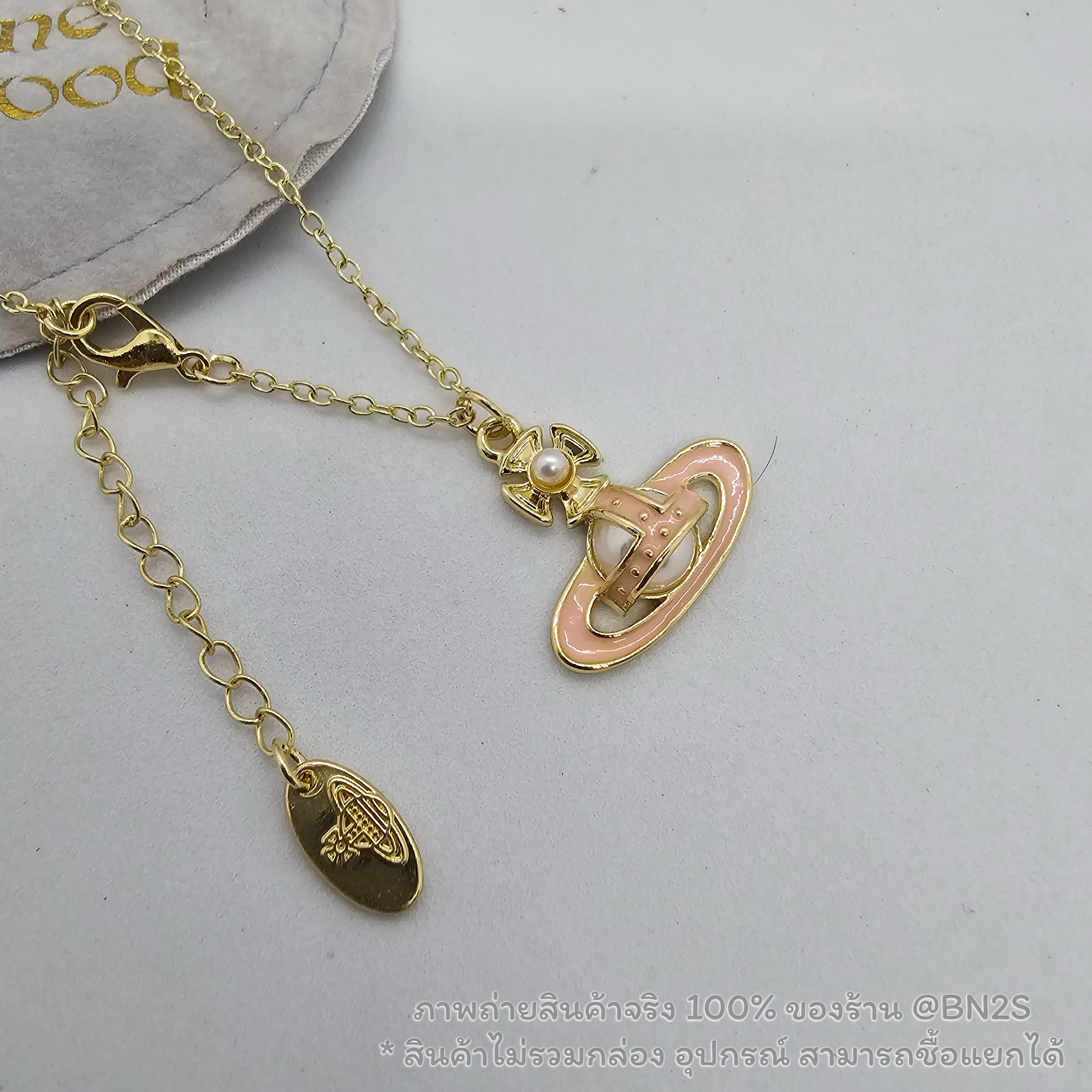 สีชมพู | VIVIENNE WESTWOOD SIMONETTA BAS RELIEF PENDANT สร้อยคอผู้หญิง วิเวียน จี้ดาวเสาร์ ลงสี ชนช๊อป พร้อมส่ง