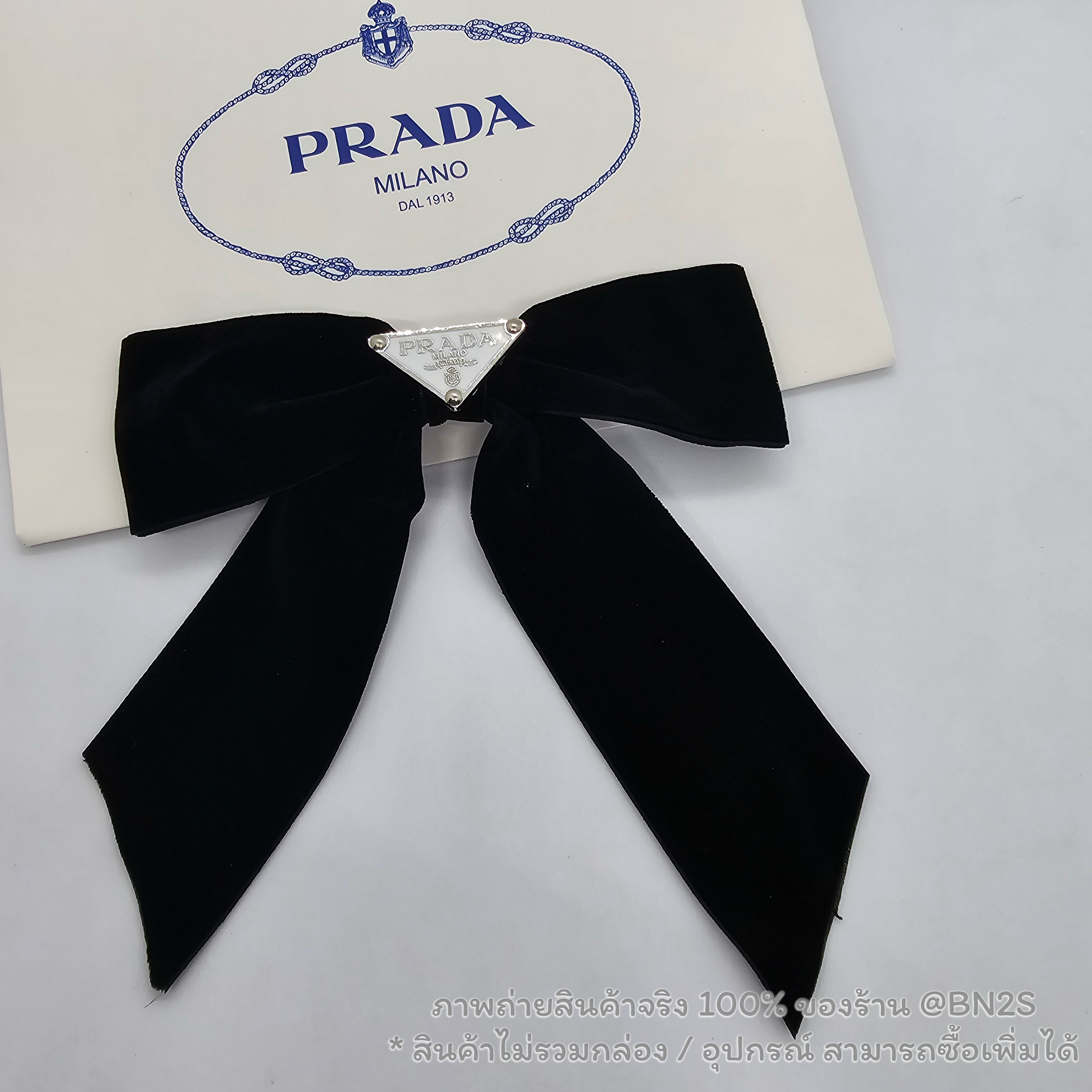 สีขาว | กิ๊บหนีบผมโบว์ ปราด้า New Season Prada triangle-logo bow velvet hair clip งานผ้าหนังกลับ มีสองสี ถ่ายจากงานจริง โลโก้ขาว โลโก้ ดำ ไม่มีกล่อง อุปกรณ์