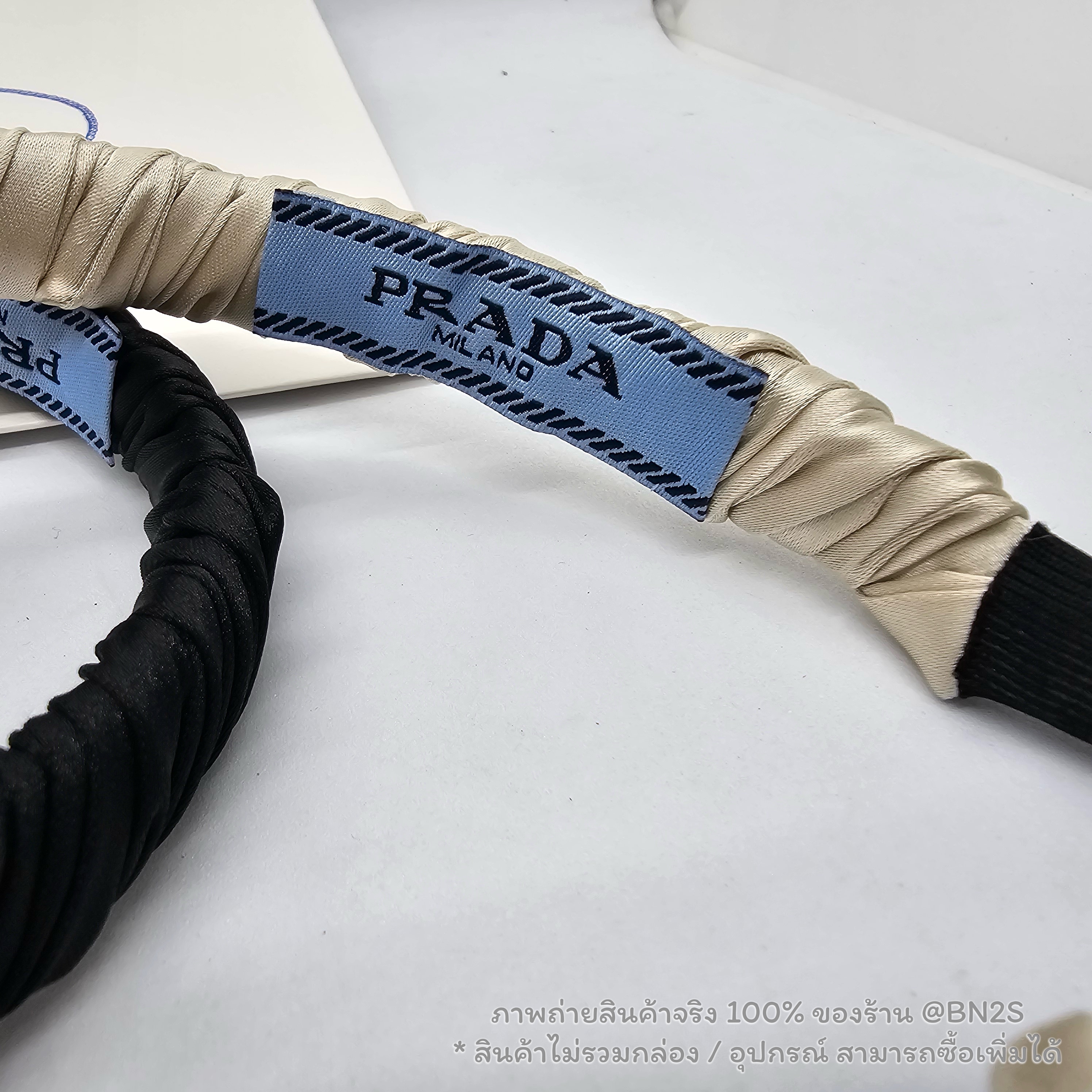 สีขาว | ที่คาดผมปราด้า Prada Symbole Re-nylon Headband คาดผมติดโลโก้ ตัวคาดฟันด้วยผ้าไนลอน ติดป้ายผ้าโลโก้ปราด้า พร้อมส่ง ไม่รวมกล่อง อุปกรณ์
