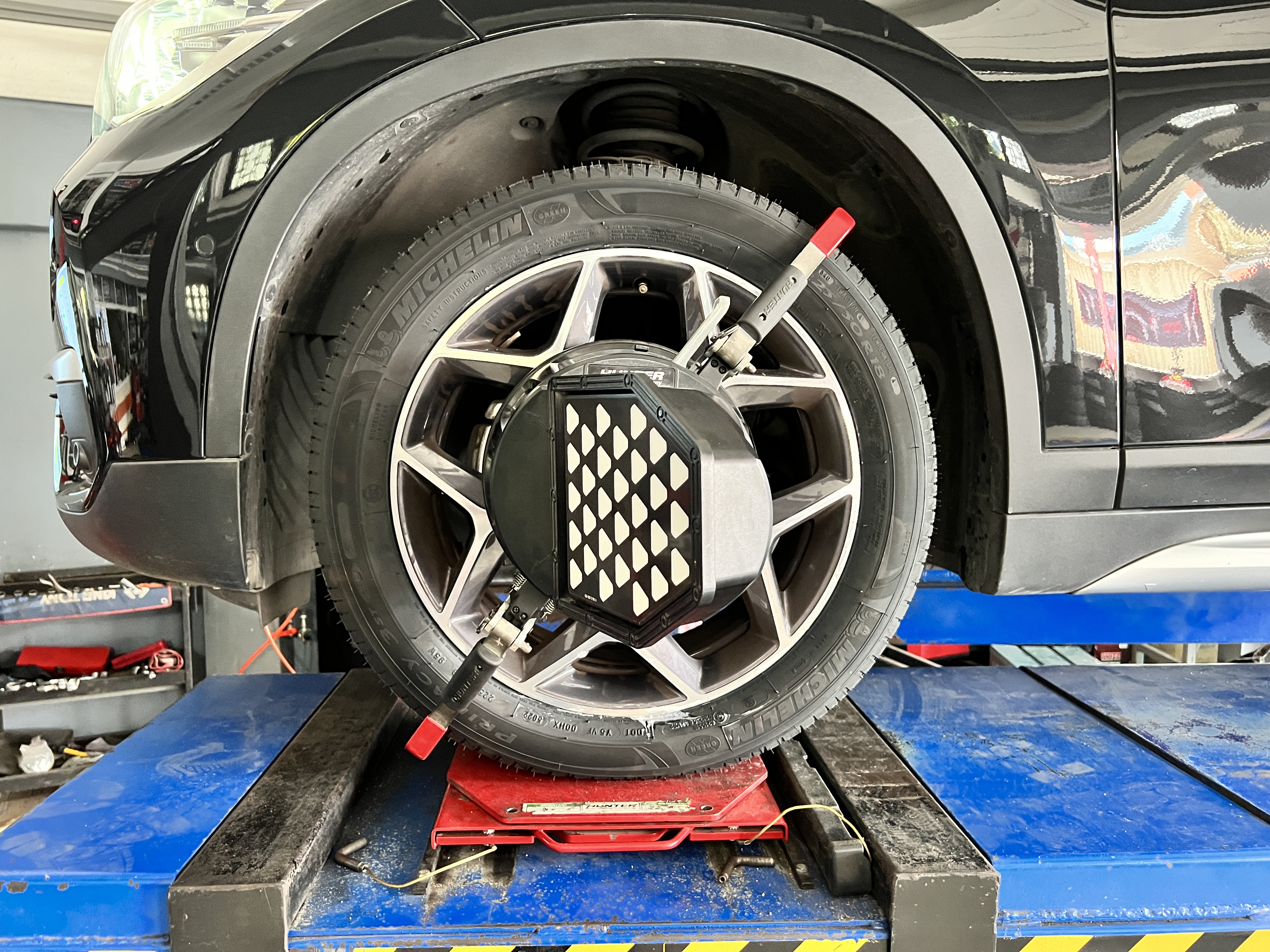 BMW X1 เปลี่ยนยางรถยนต์ใหม่ใช้งาน รุ่นเดิม เน้นนุ่มนวล ใช้งานประจำวัน [+] Michelin Primacy 3st [+] ขนาด 225/50R18 โปรโมชั่นราคาพิเศษ ติดต่อสอบถามเพิ่มเติม โทร : 08-6569-1915 บุ๊ก และทีมงาน ยินดีต้อนรับครับ 𝙊𝙪𝙧 𝙎𝙚𝙧𝙫𝙞𝙘𝙚 บริการทางร้าน เรารับทำอะไรบ้าง 🔧 ติดตั้งยางแบบไร้รอย 100% 🔧 บริการสลับยาง ตามอายุ 🔧 มียางรถยนต์ทุกยี่ห้อให้เลือกซื้อ 🔧 เช็คช่วงล่าง แก้ปัญหาให้ตรงจุด 🔧 บริการล้างลิ้นปีกผีเสื้อ 🔧 บริการเช็คระยะรถยนต์ 🔧 เปลี่ยนถ่ายของเหลวทั้งระบบ 🔧 ตั้งศูนย์ด้วยเครื่อง HUNTER นำเข้าจาก USA #รถยนต์มีปัญหาไม่รู้ต้องแก้ตรงไหน ทางเรายินดี ตรวจหาปัญหาและหาวิธีแก้ บอกลูกค้าก่อนลงมือทำเสมอราคาเป็นธรรมไม่เอาเปรียบ สบายใจคุณลูกค้า ---------------------------------- ดูแลให้คำปรึกษาทุกปัญหาคาใจ ไม่ทิ้งลูกค้า มีบริการหลังการขาย 【ให้ผู้เชี่ยวชาญของเรา ดูแลรถคุณ】 ร้านยางเจริญรุ่งเรือง ยินดีต้อนรับครับ #ยางรถยนต์ #michelin #primacy3st #bmw