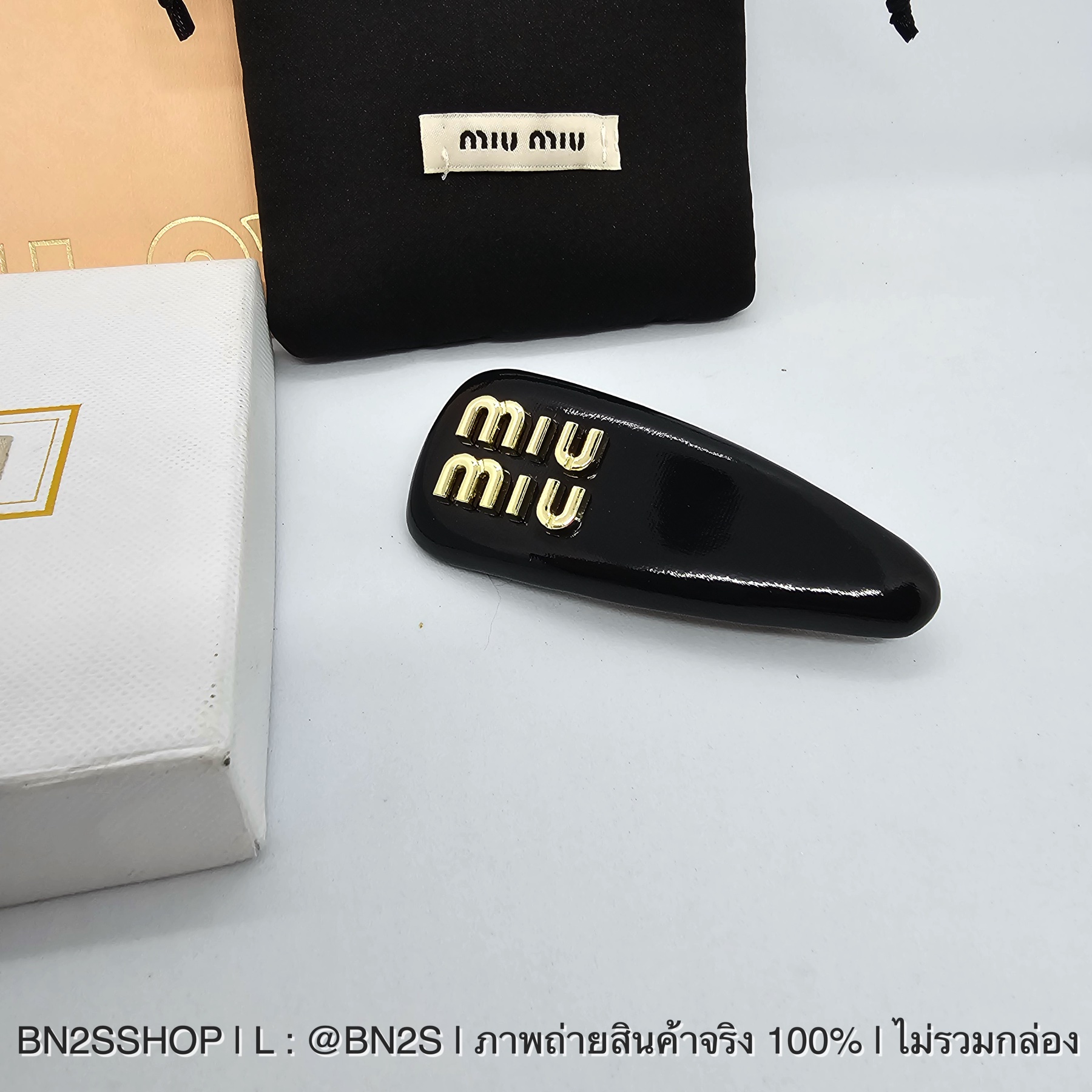 สีแดง | Patent Leather Hair Clip | Miu Miu กิ๊บหนังแบบสปริง มิว มิว หนังมัน ติดโลโก้สีทอง