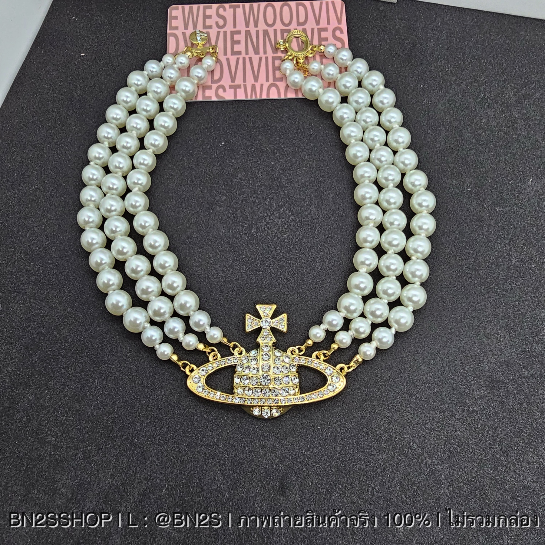 สีทอง | Vivienne Westwood สร้อยคอโชกเกอร์ VW Three Row Chocker ไข่มุก 3 ชั้น ห้อยจี้ดาวเสาร์อะไหล่เงิน ทอง งานปั๊มแบรนด์ด้านหลัง