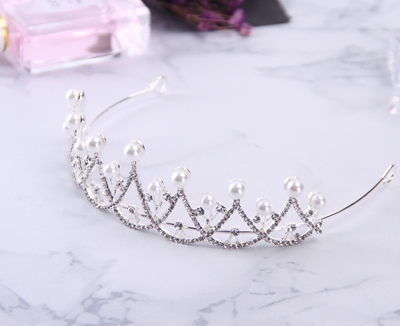 มงกุฏรองเบอร์ ประดับมุข แบบปักกิ๊บแน่น ขนาด กว้าง 12 สูง 4 ซม.