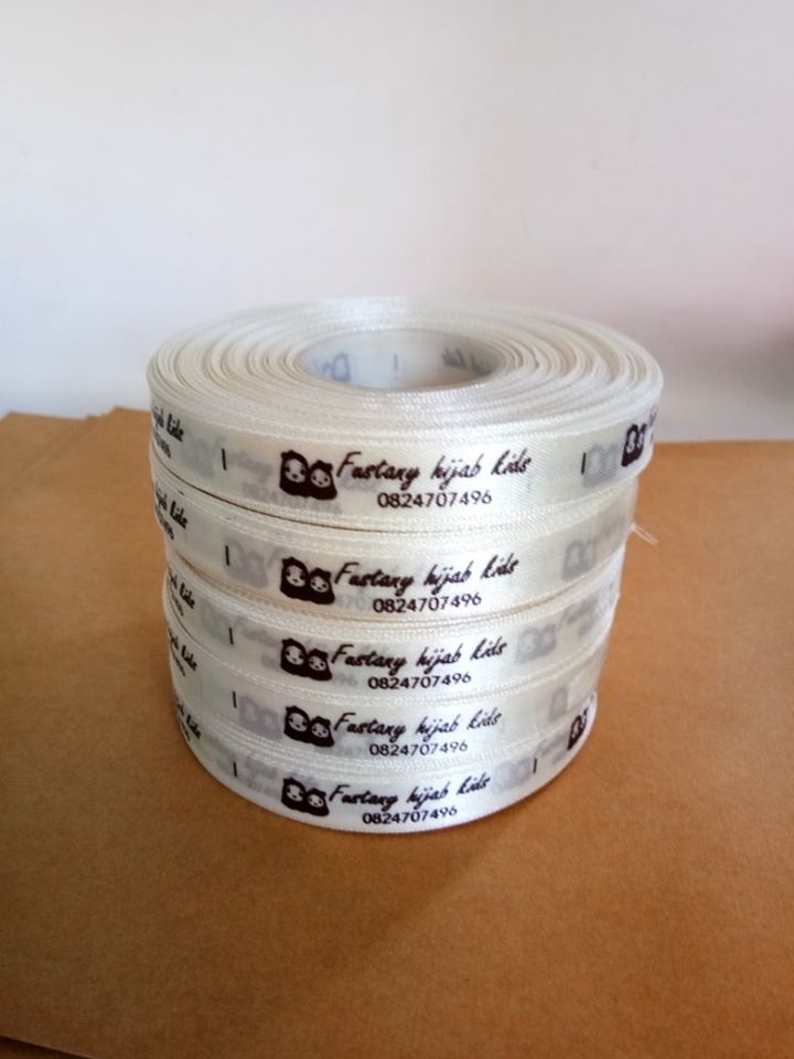 ป้ายคอเสื้อ เนื้อริบบิ้นซาติน 1.3 ซม. ริบบิ้นสีขาว 1 พิมพ์ดำ 5 ม้วน