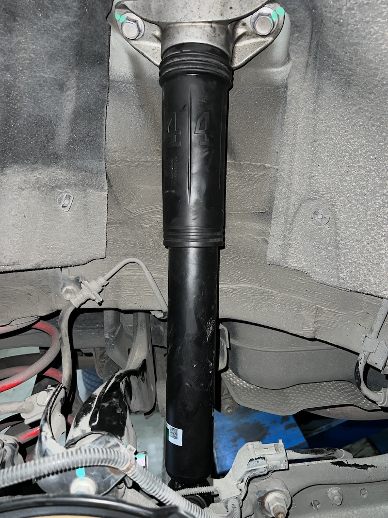 Toyota Altis NRE ติดตั้งโช้คอัพ Tein EnduraPro Basic พร้อมอะไหล่ส่วนควบใหม่ทั้งหมด สิ่งที่จะได้รับหลังจากติดตั้ง: ฟีลลิ่งหนึบแน่นสไตล์ญี่ปุ่น: โช้คอัพ Tein EnduraPro Basic ให้ความหนึบแน่นที่เหนือกว่าโช้คเดิม แต่ยังคงความนุ่มนวลไว้ เทคโนโลยี H.B.S.: ช่วยดูดซับแรงกระแทกในจังหวะยุบตัวสุด ลดอาการกระดอนเมื่อเจอหลุมหรือคอสะพาน คุณภาพมาตรฐาน OEM: ผลิตจากวัสดุคุณภาพสูง ทนทาน และติดตั้งแทนของเดิมได้ทันที ไม่ต้องดัดแปลง ความมั่นคงที่เพิ่มขึ้น: รถทรงตัวได้นิ่งขึ้น เข้าโค้งมั่นใจ ลดอาการโคลงเคลง เหมาะสำหรับใคร? เจ้าของ Altis รุ่นใหม่ที่ต้องการความหนึบและมั่นคงในการขับขี่ประจำวัน ผู้ที่ต้องการอัปเกรดความทนทานและความปลอดภัยของช่วงล่าง โดยไม่ต้องการโหลดเตี้ย 👉 สำหรับเจ้าของ Altis ที่อยากได้ฟีลลิ่งขับขี่ที่มั่นใจกว่าเดิม Tein EnduraPro Basic คือคำตอบ! 📌 สอบถามข้อมูลเพิ่มเติม หรือนัดหมายเข้ารับบริการ ☎️ : 08-6569-1915 ☎️ : 08-6544-5963 💬 Line id : @88rw 📍 Location : https://goo.gl/maps/HrNUAZXPN94KvxZ98 🌐 Facebook : https://www.facebook.com/88rwtire #Toyota #Altis #Altis2020 #Tein #EnduraPro #โช้คอัพ #ช่วงล่าง #ยางเจริญรุ่งเรือง #นนทบุรี #งามวงศ์วาน