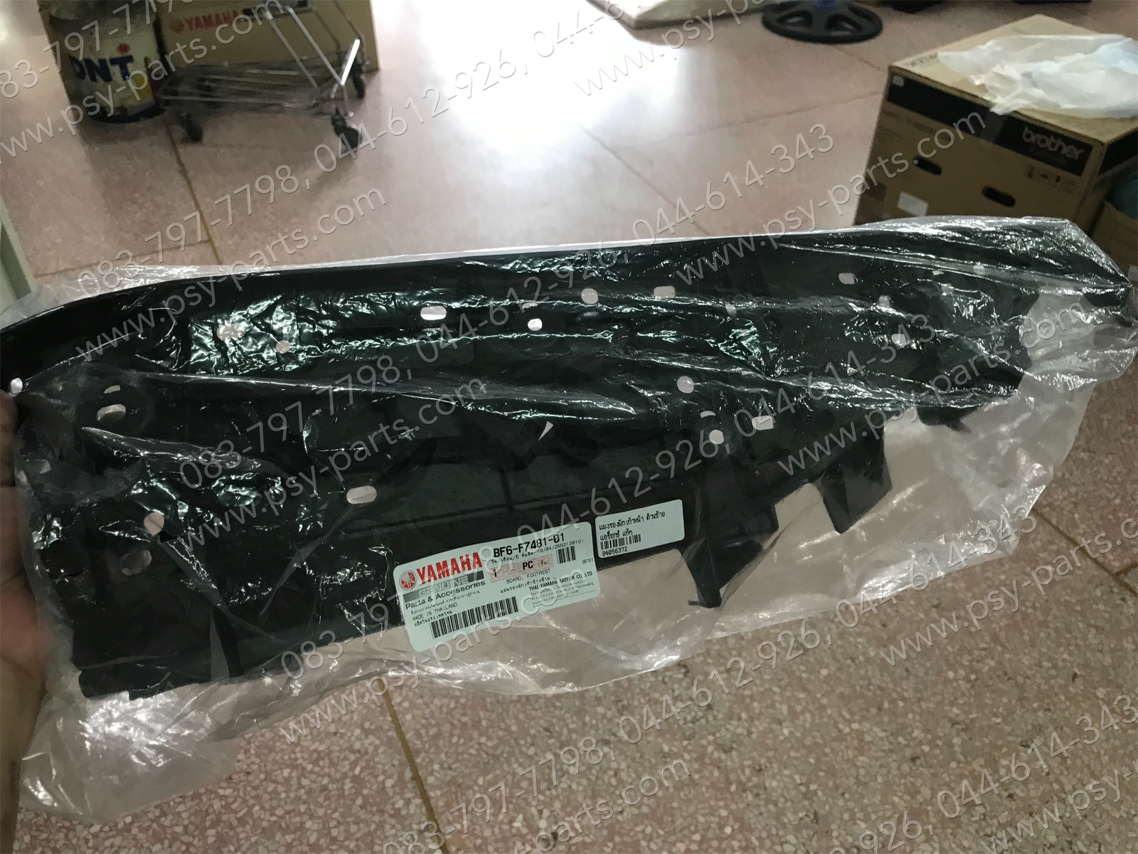 แผงรองพักเท้าหน้า AEROX แท้ๆ ด้านซ้าย BF6-F7481-01, BF6-F7481-02