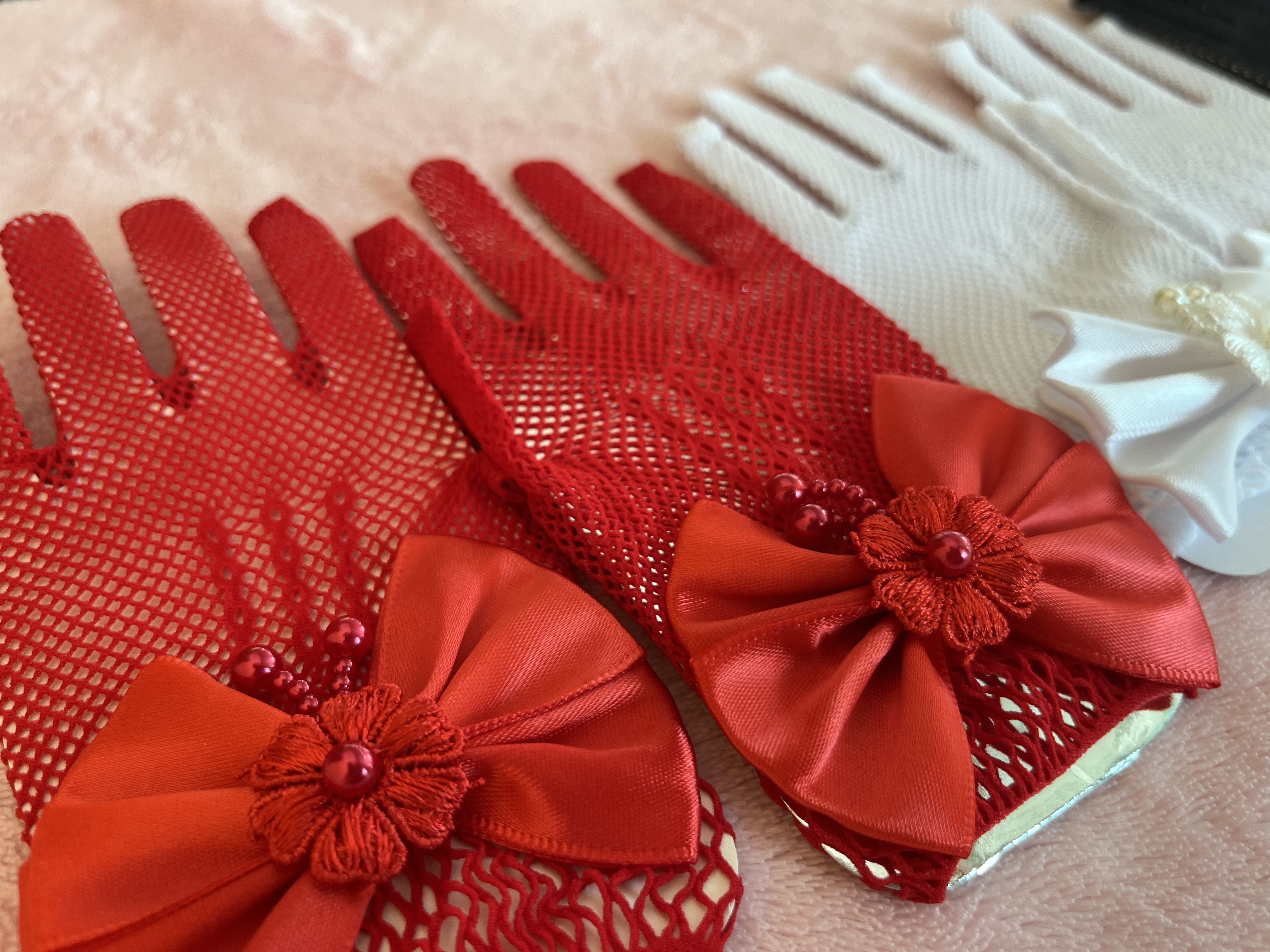 ถุงมือเด็กออกงานสีขาวตาข่ายยืด 4-15 ขวบ แบบฟรีไซส์ แต่งโบว์สวย