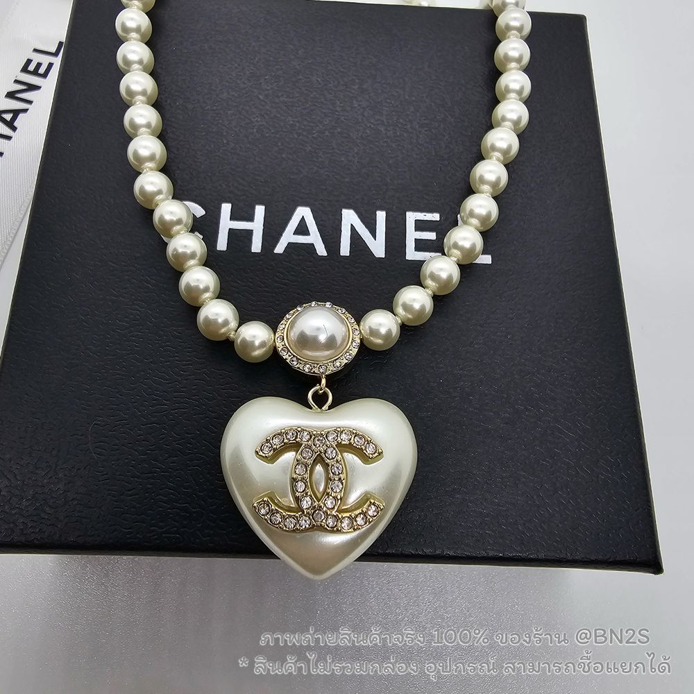 สีขาว | CHANEL COCO MARK RHINESTONE สร้อยคอไข่มุก จี้หัวใจ ชา-แนล รุ่นฮิต ยอดนิยม งาน 1:1 ปั๊มทุกจุด ซูมดูได้เลย ไม่สวยกล้ารับประกัน ยาว 40 ซม. ปรับเพิ่มยาวสูงสุด 52 ซม. ฟรีถุงกระดาษ ซองซิปล๊อคโลโก้