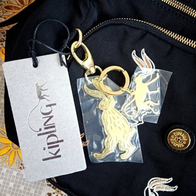 กระเป๋าสะพาย คิปลิ้ง KIPLING รุ่น ART HELEN LEE BUNNY